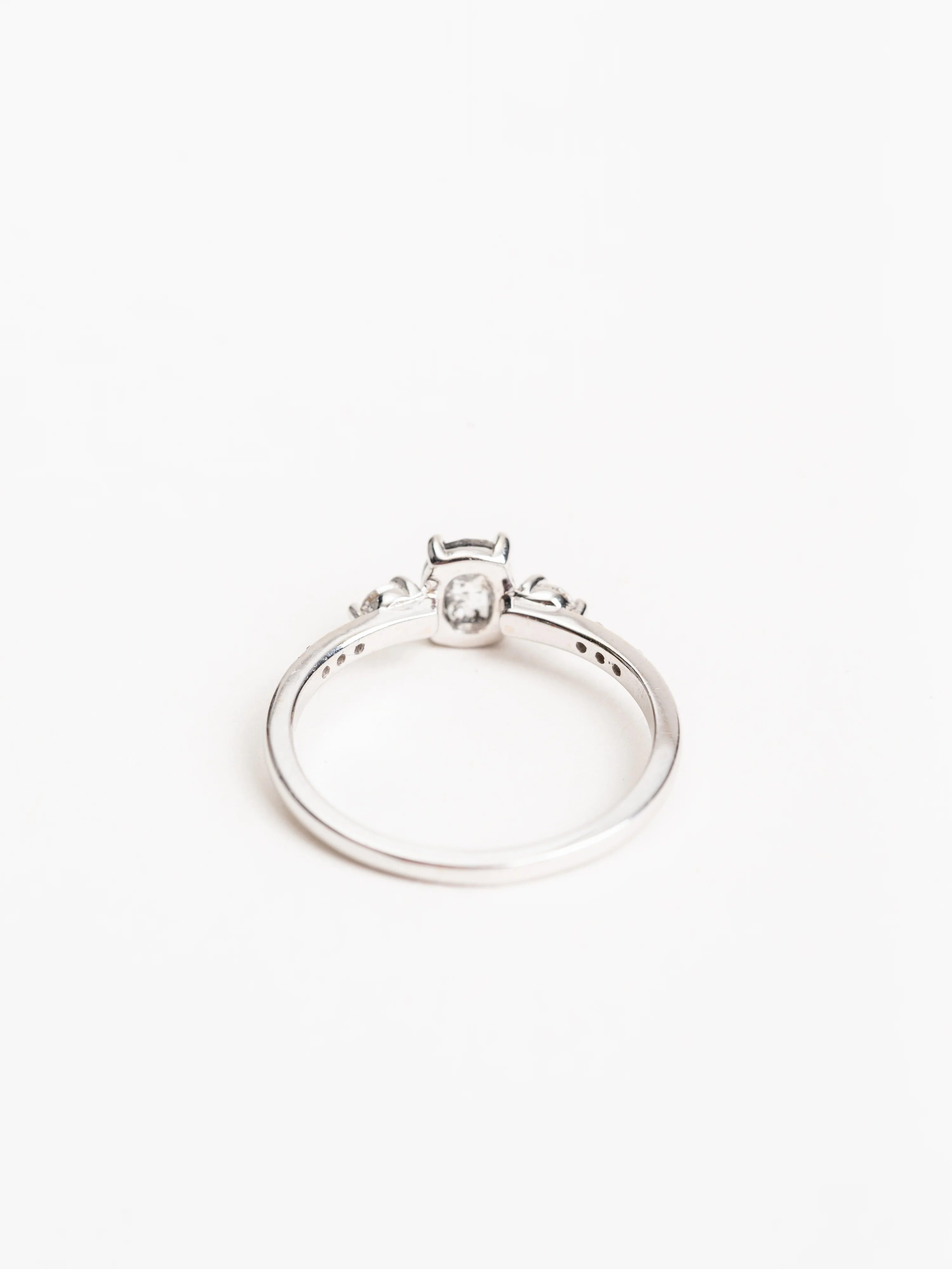 salt & pepper oval diamond with eliza setting - Image 4