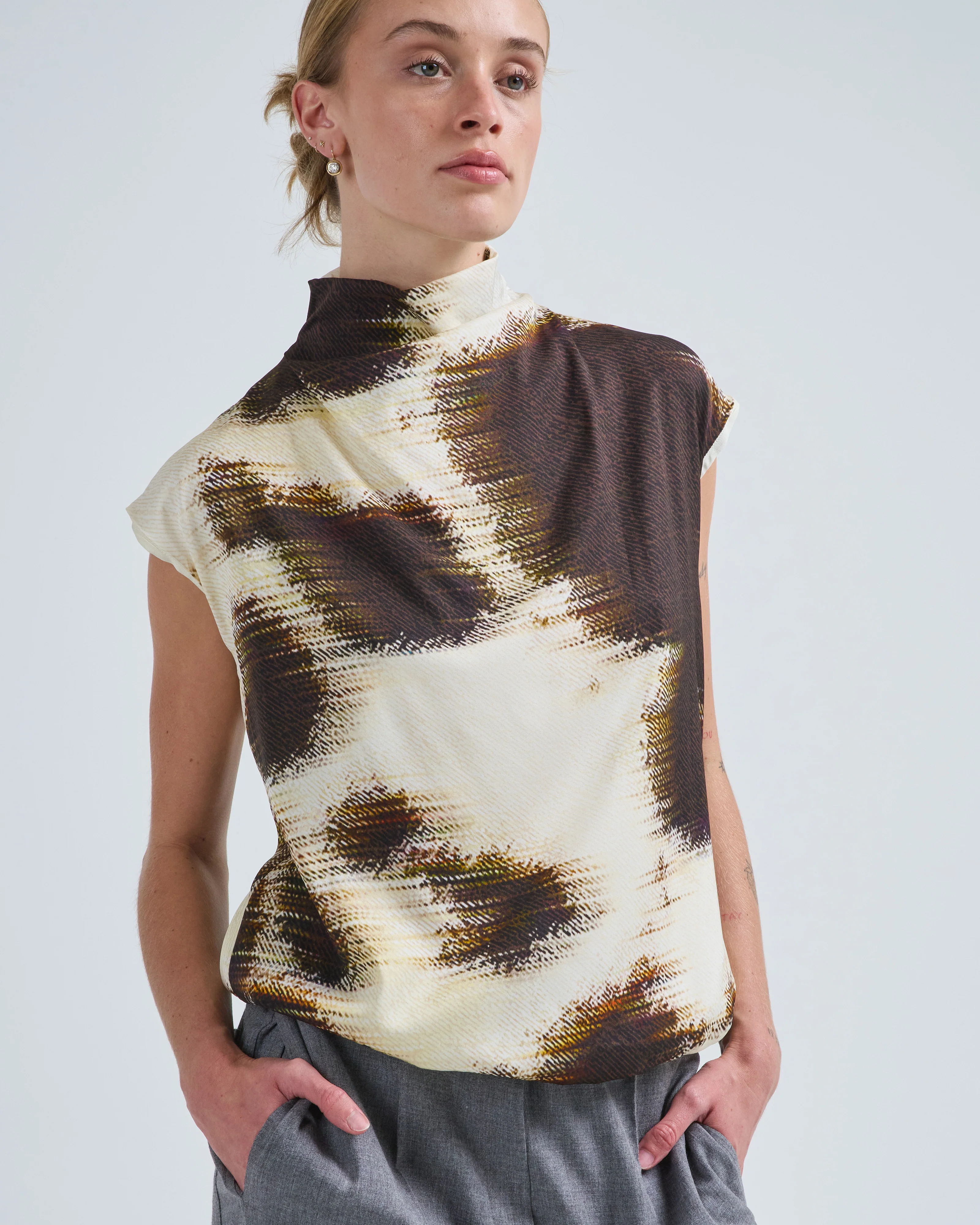 sleeveless top