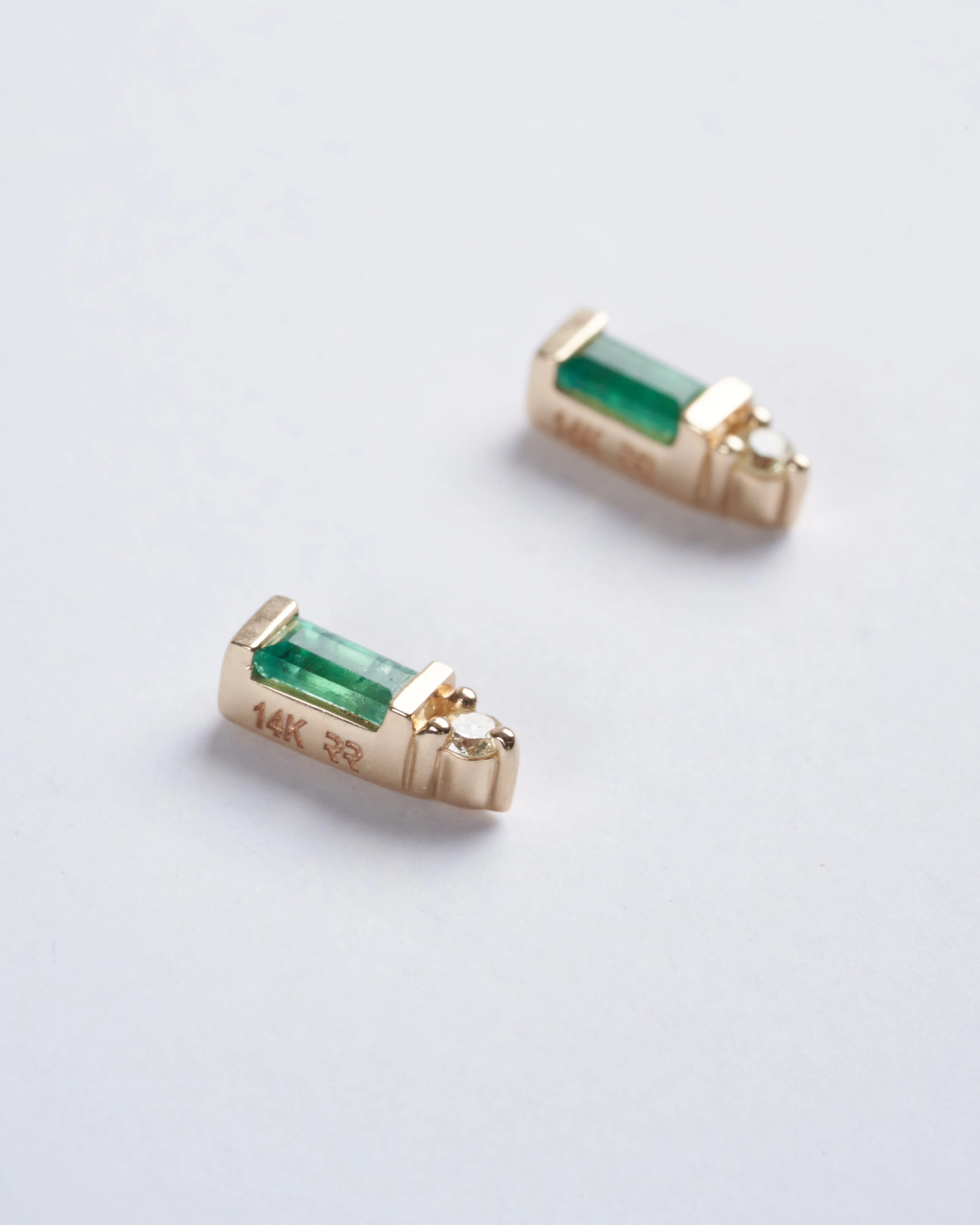 14k yg diamond and emerald baguette earrings - gold - Image 2