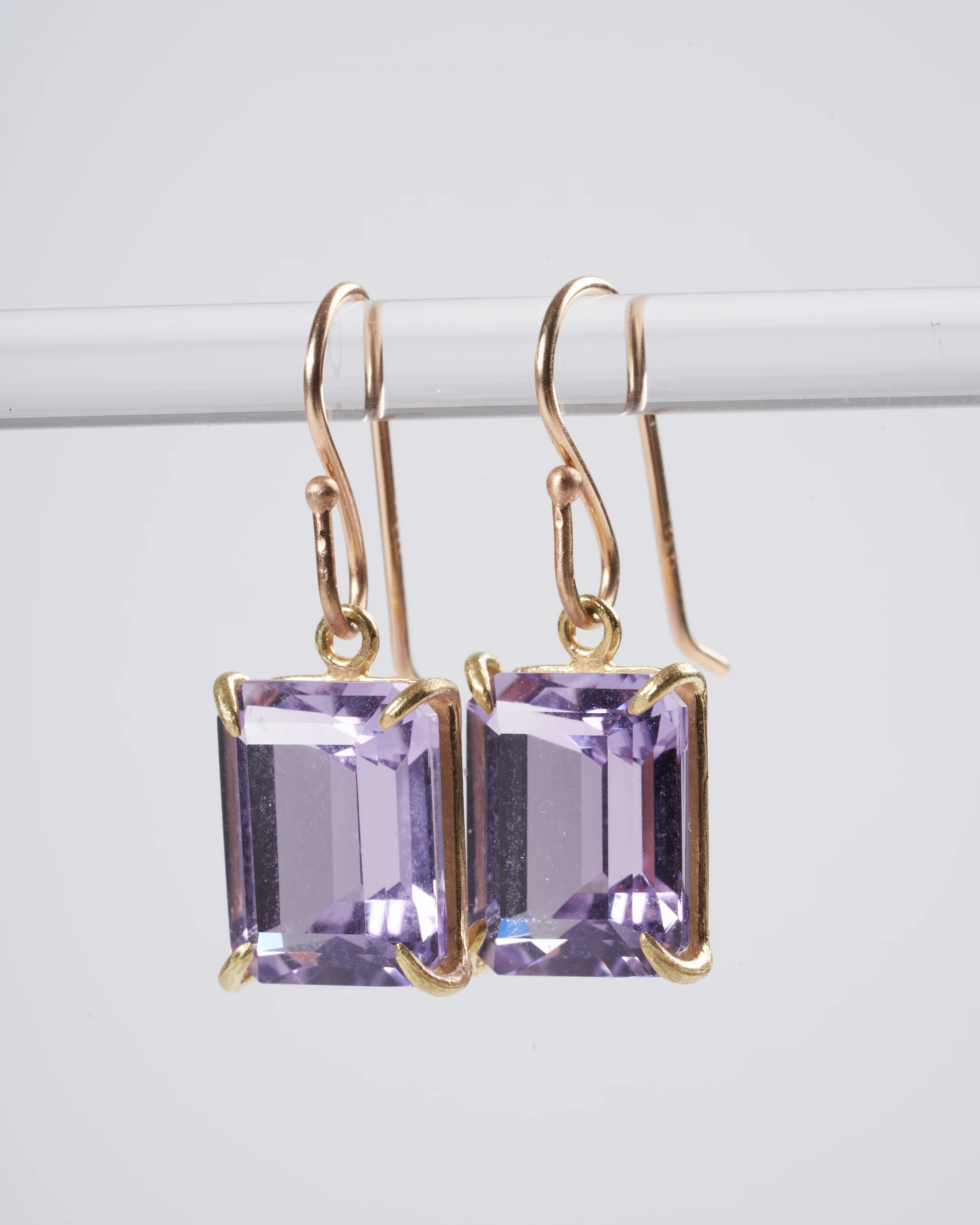 small emerald cut faceted lavender amethyst earrings - 18k gold - Image 2