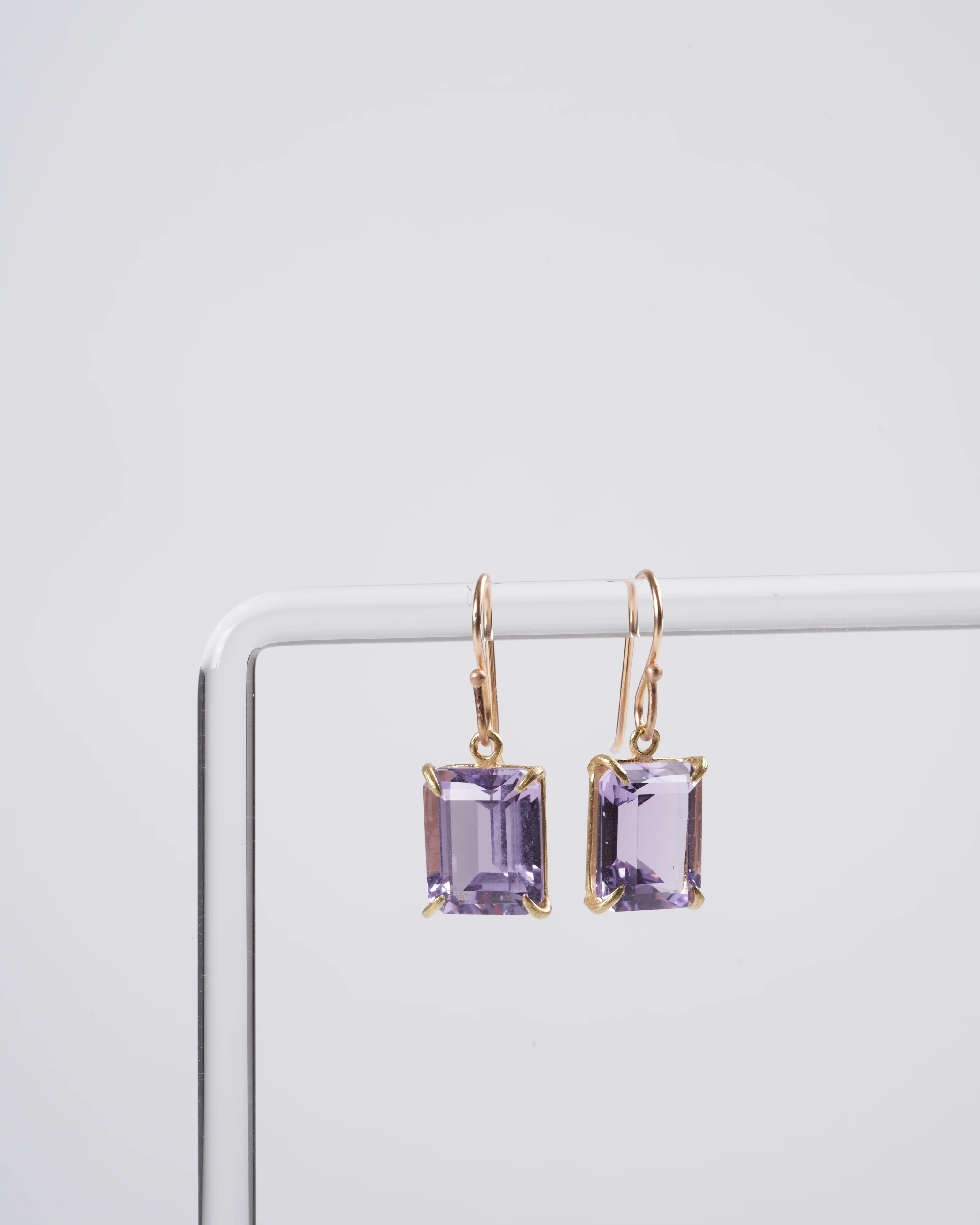 small emerald cut faceted lavender amethyst earrings - 18k gold - Image 3