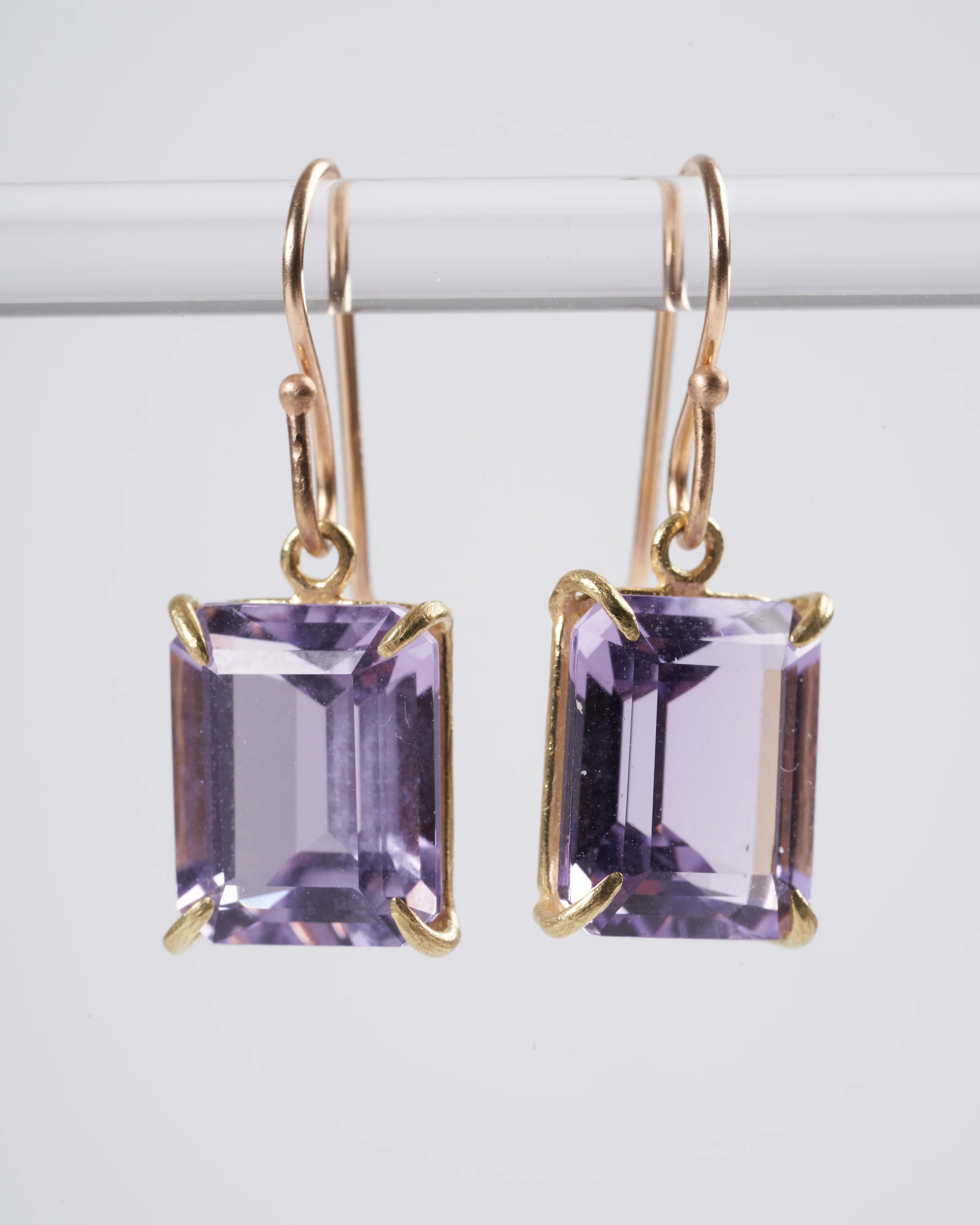 small emerald cut faceted lavender amethyst earrings - 18k gold - Image 4