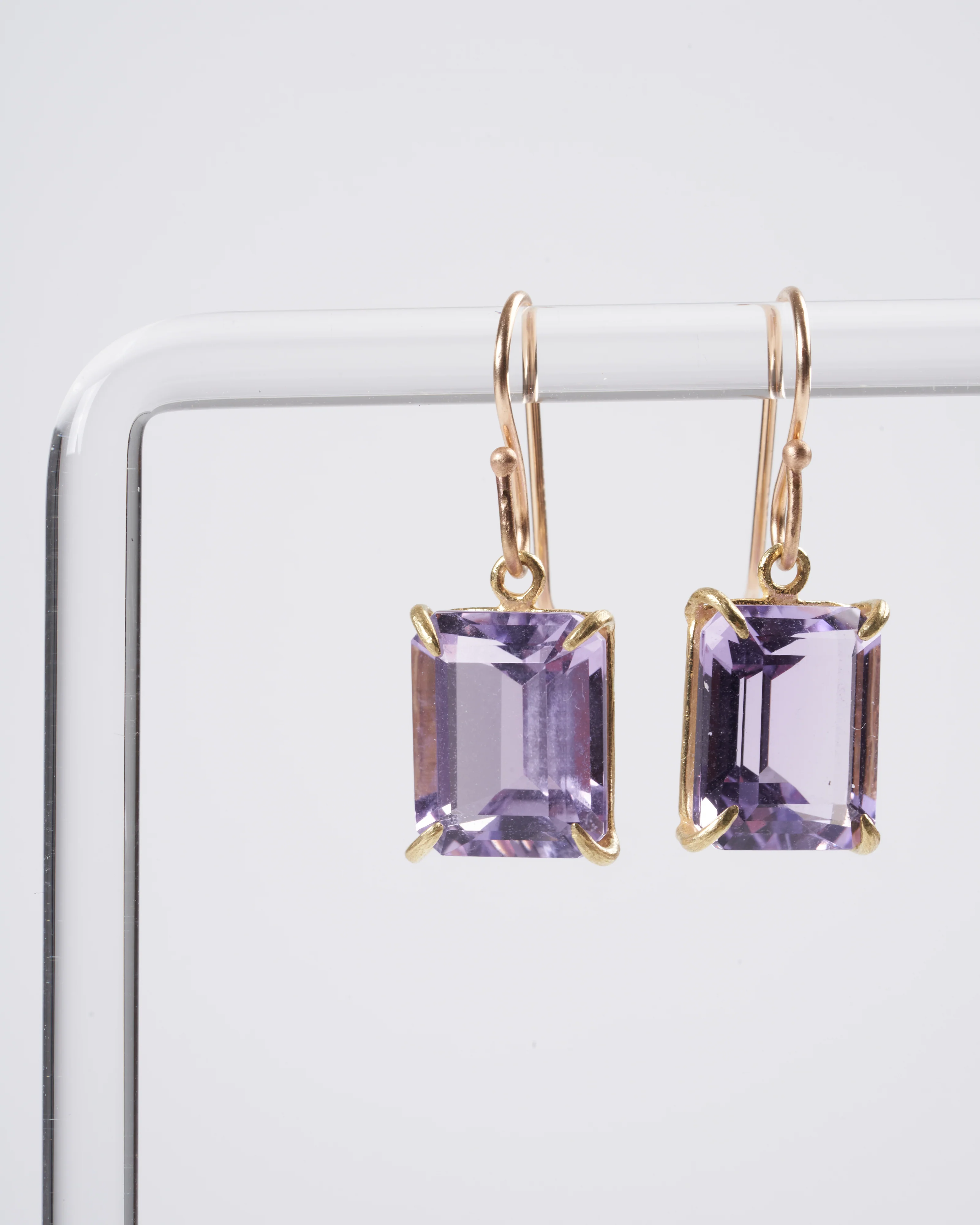 small emerald cut faceted lavender amethyst earrings - 18k gold - Image 5
