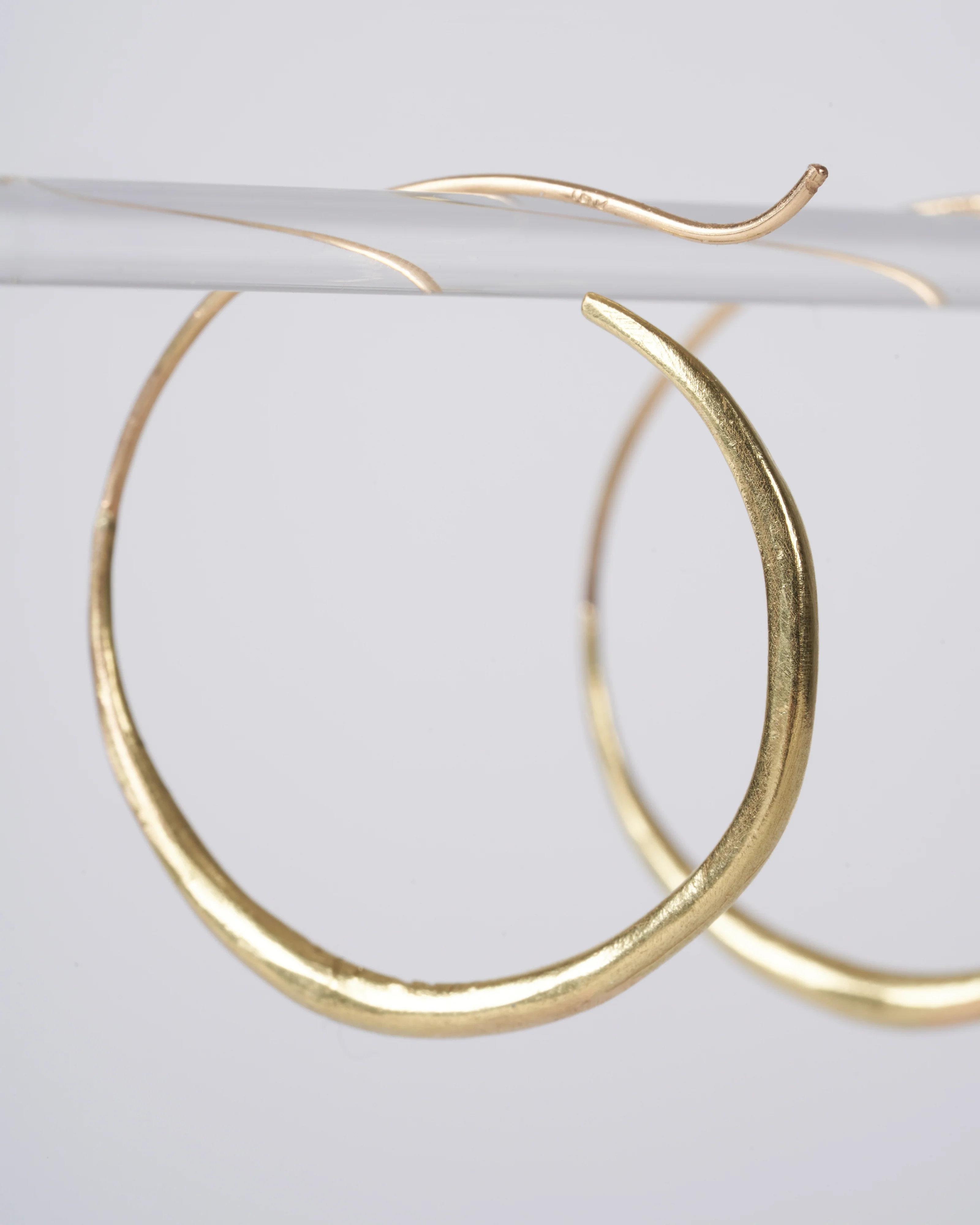 18k spiral hoop earrings - gold - Image 2