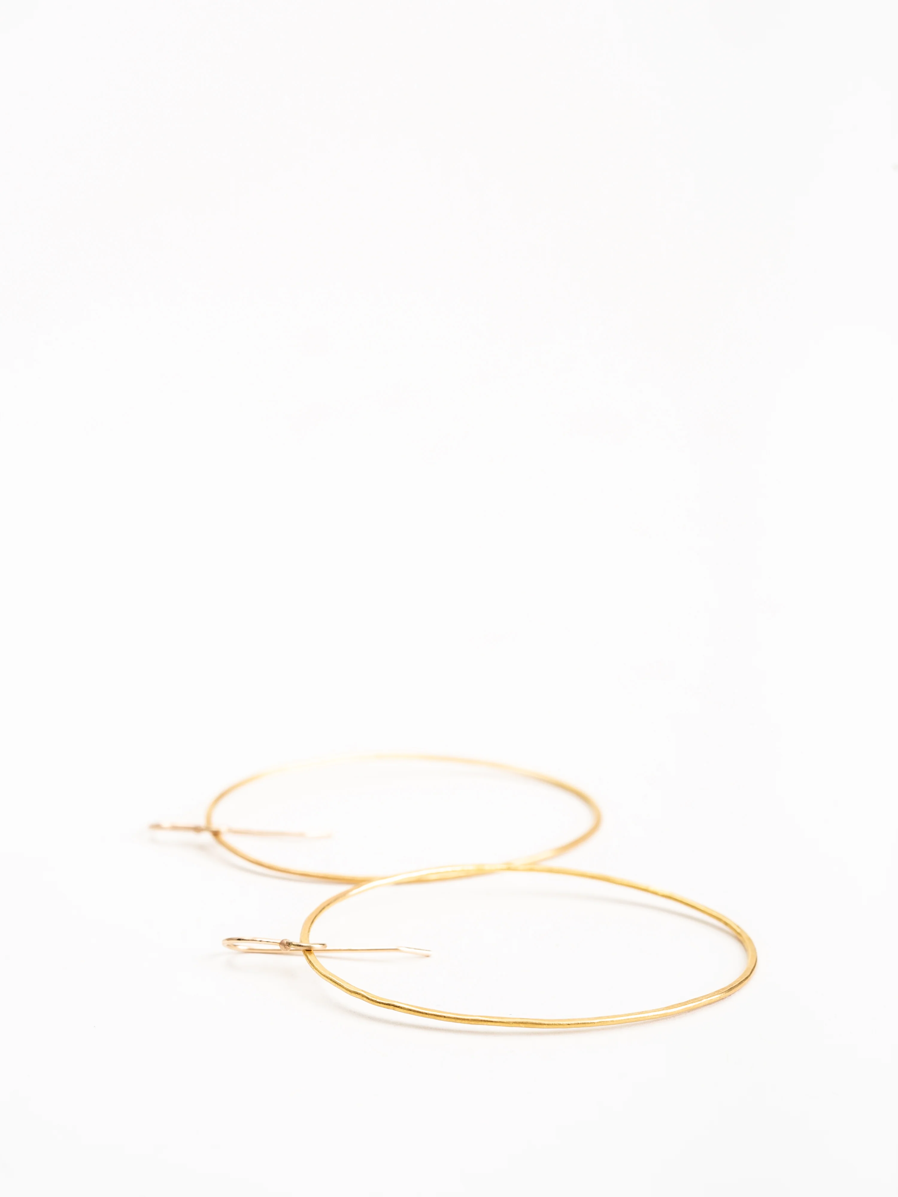 hammered gold large oval hoop - Image 2