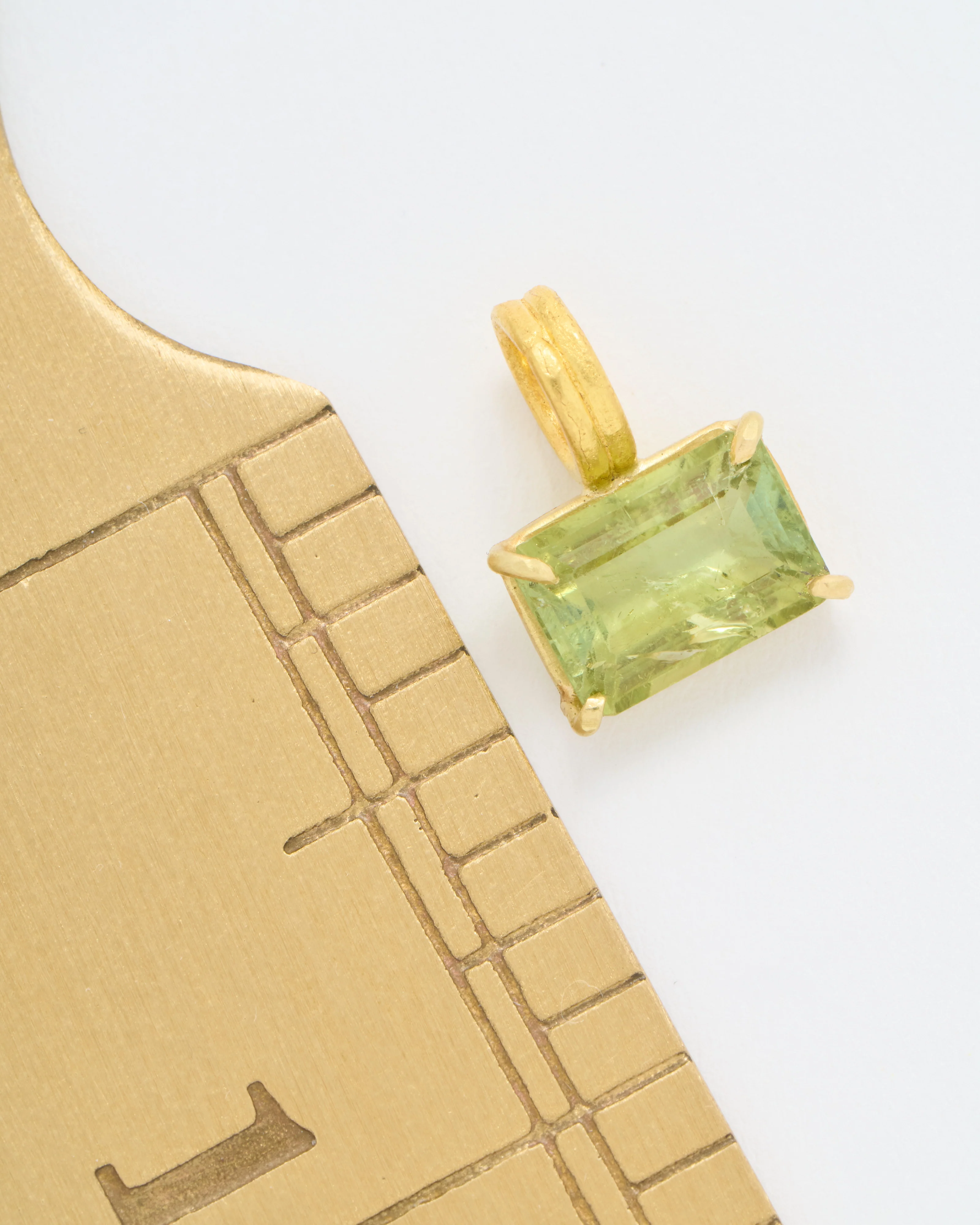 bright green beryl emerald cut gem pendant - Image 5