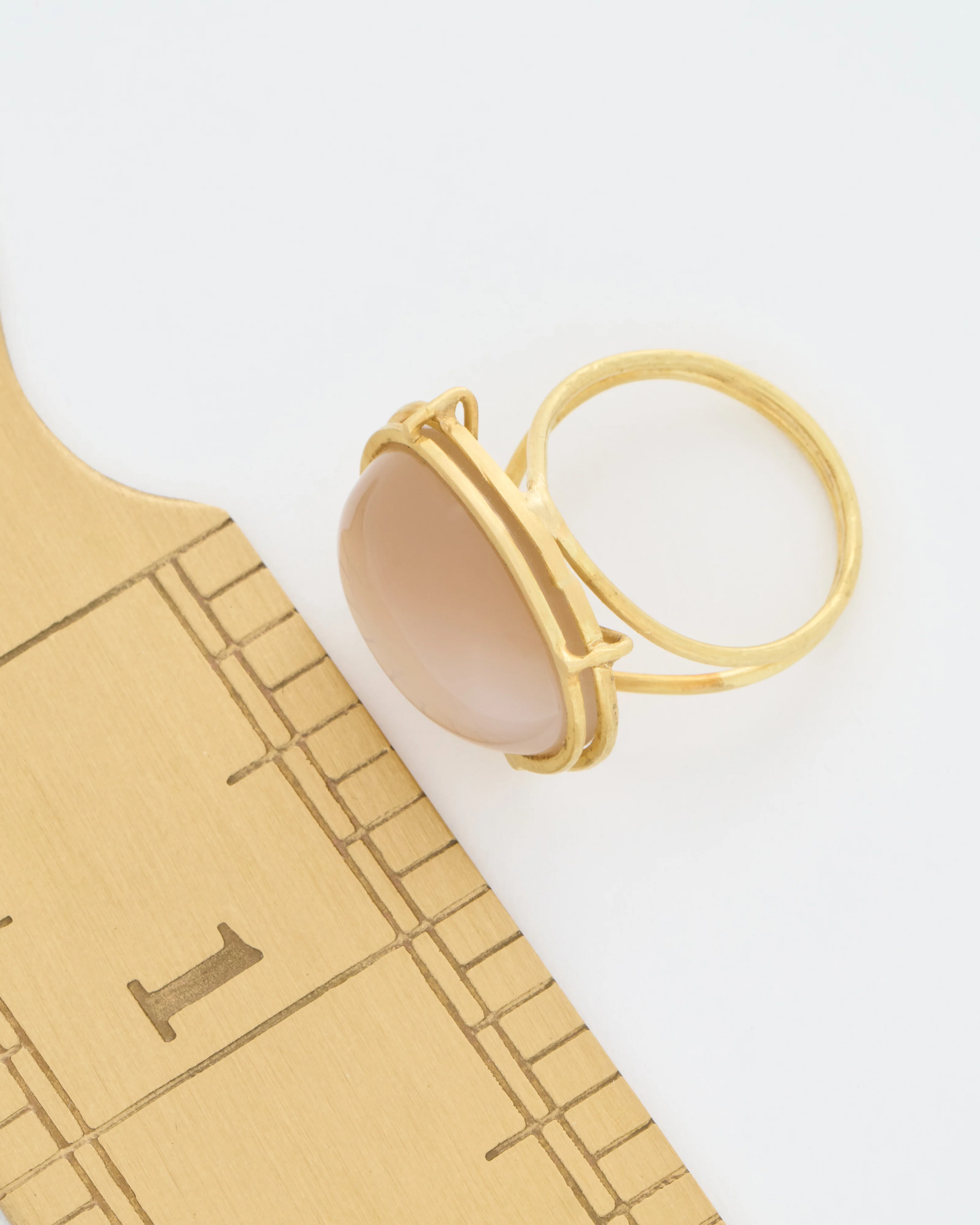 chocolate moonstone cabochon east west ring - Image 7