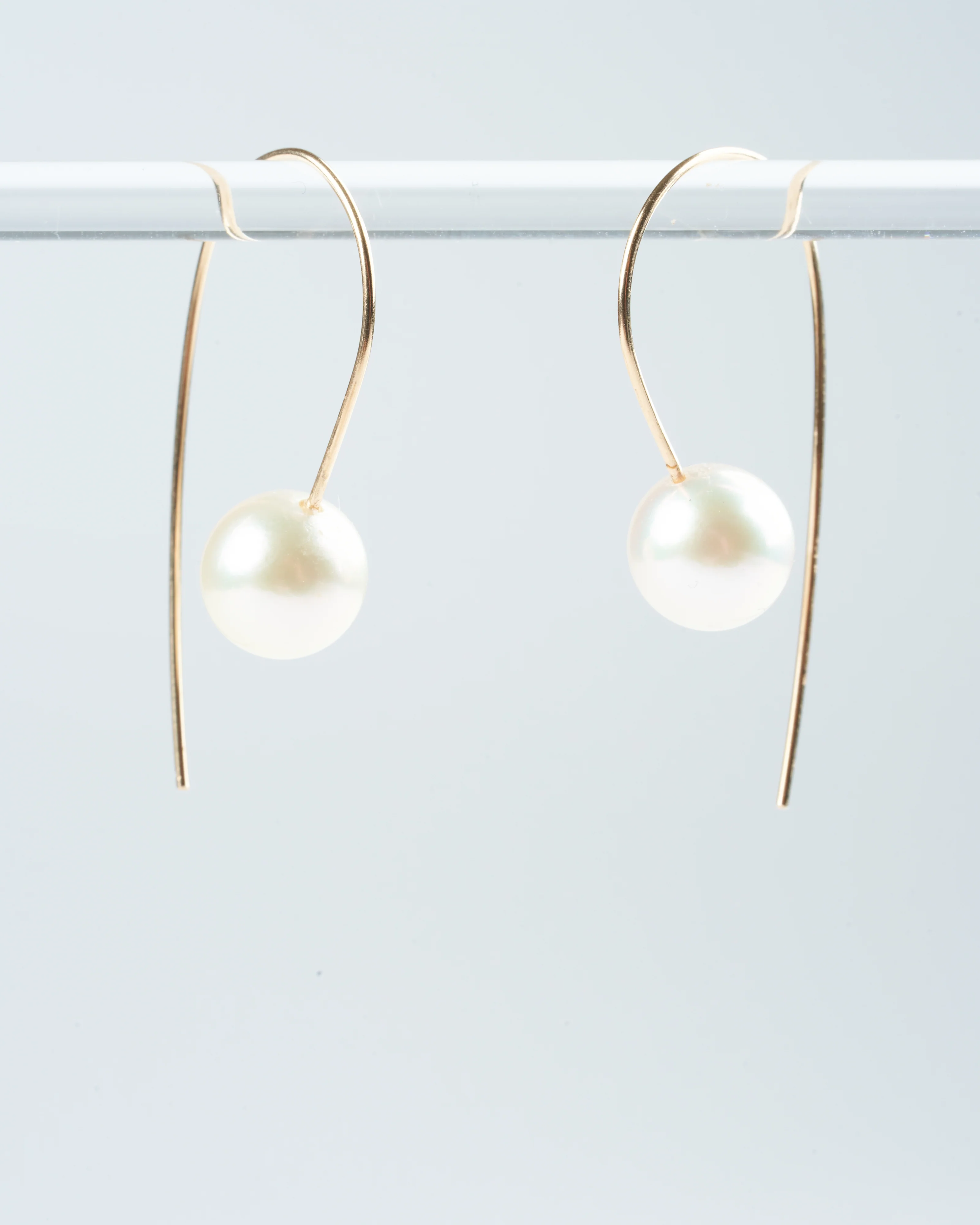 cream akoya pearl earrings - white/ gold - Image 4