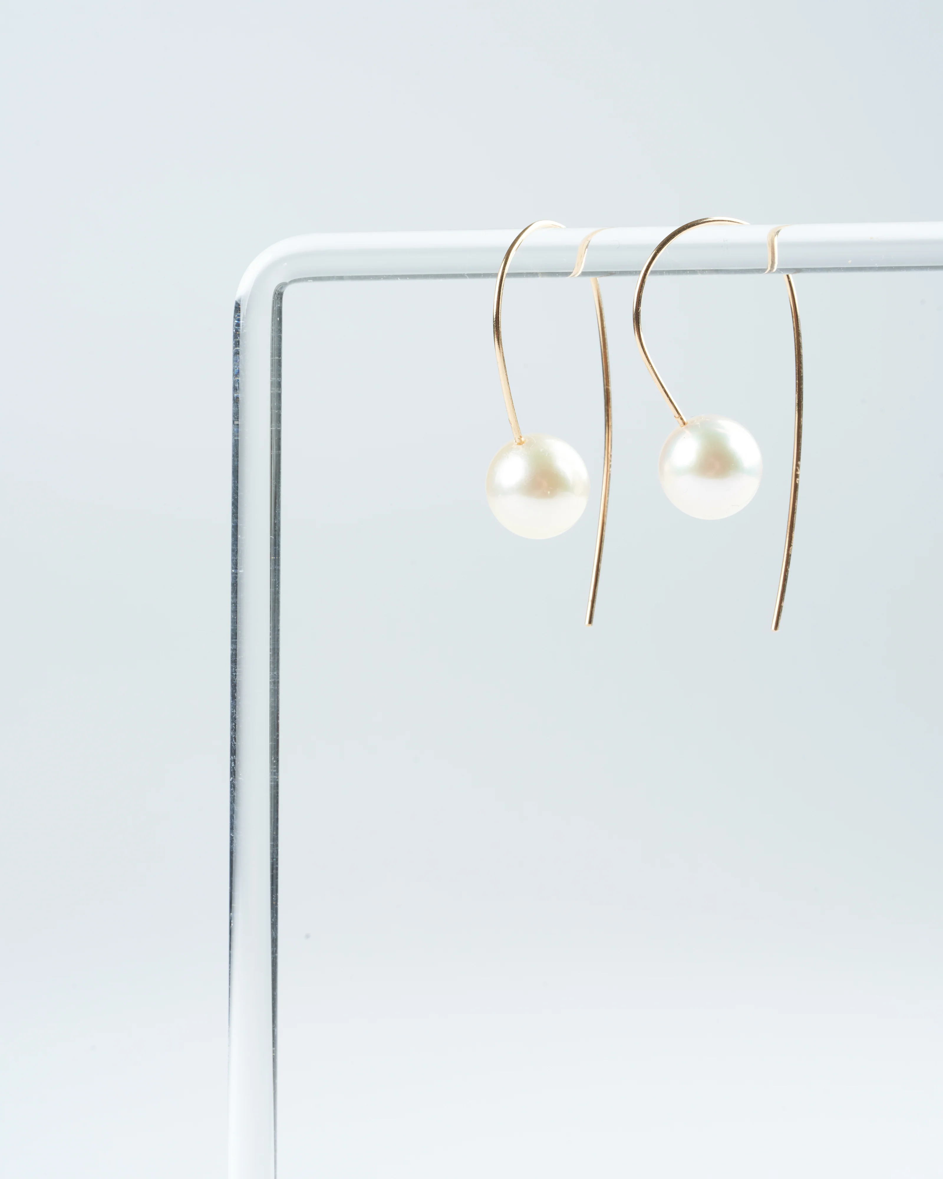 cream akoya pearl earrings - white/ gold - Image 6