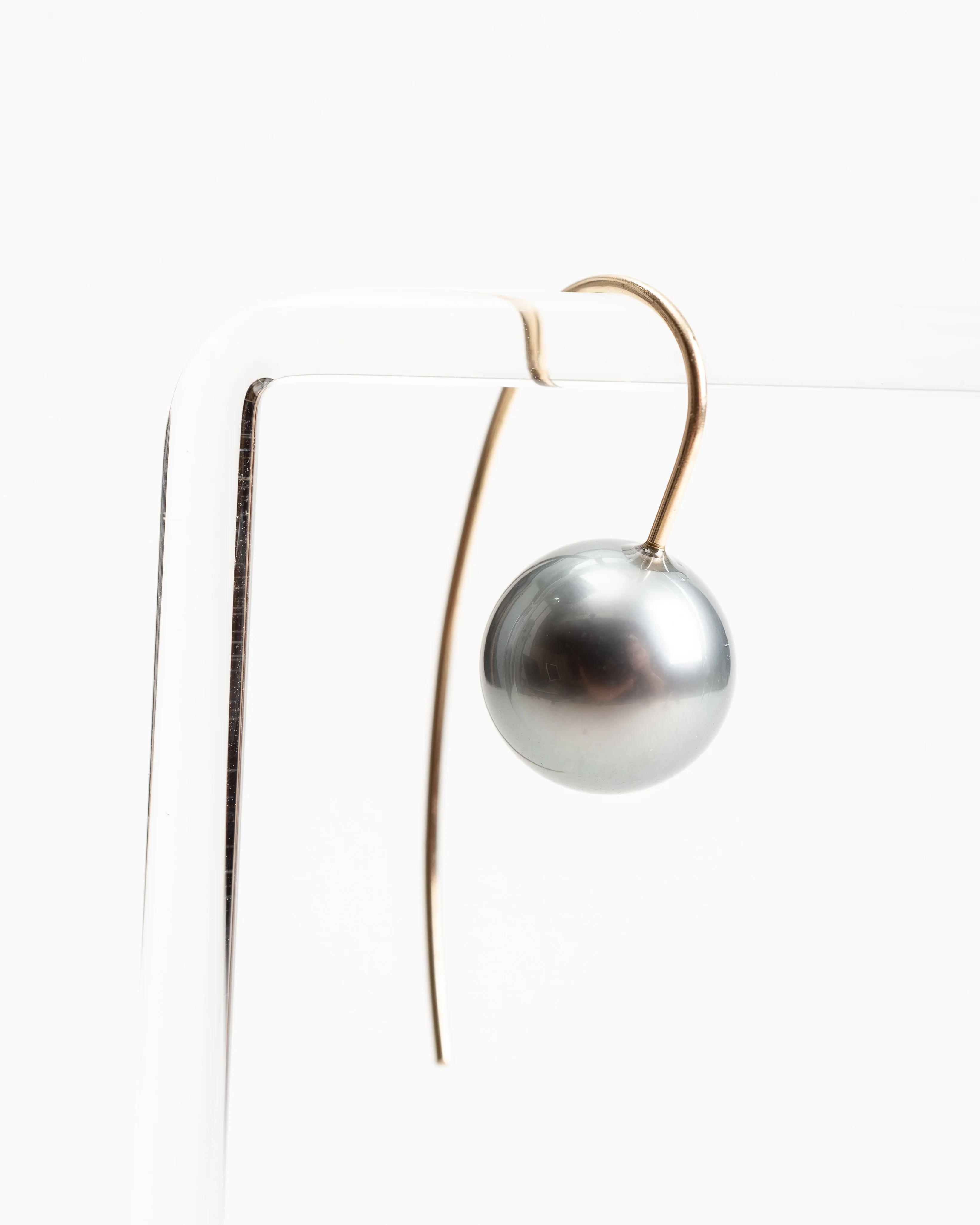 gray pearl earring - Image 2