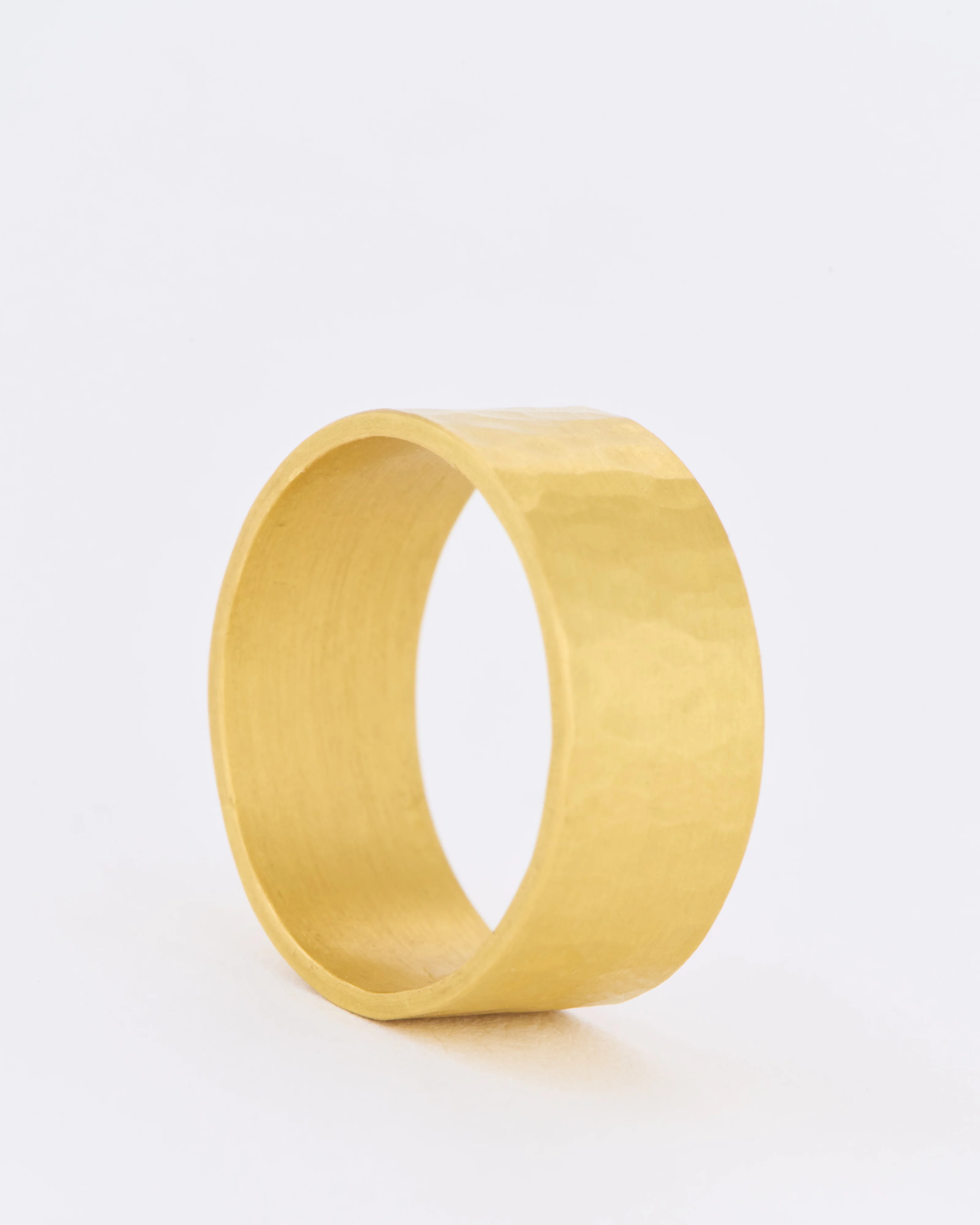 hammered 8mm wide band - Image 3