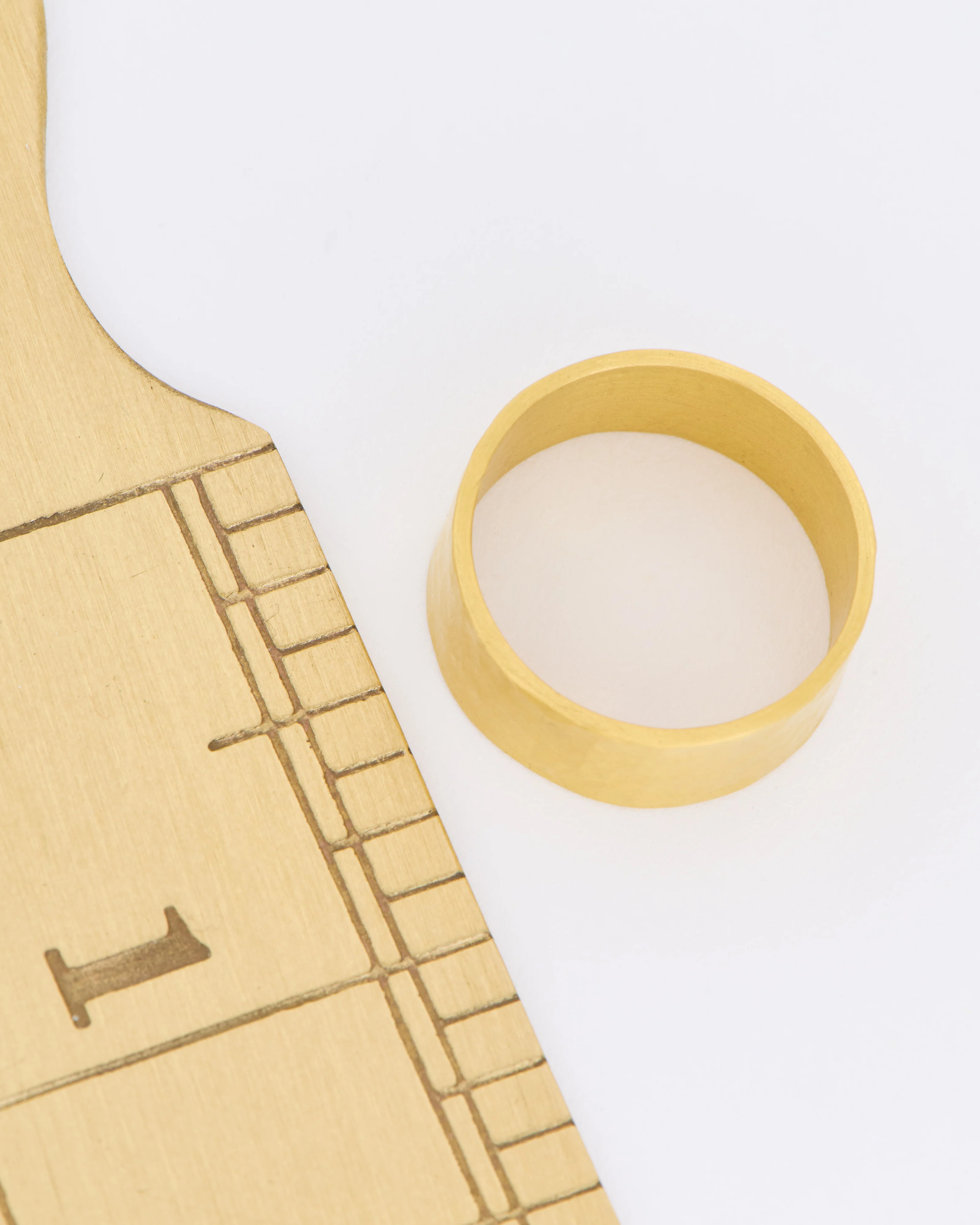 hammered 8mm wide band - Image 5