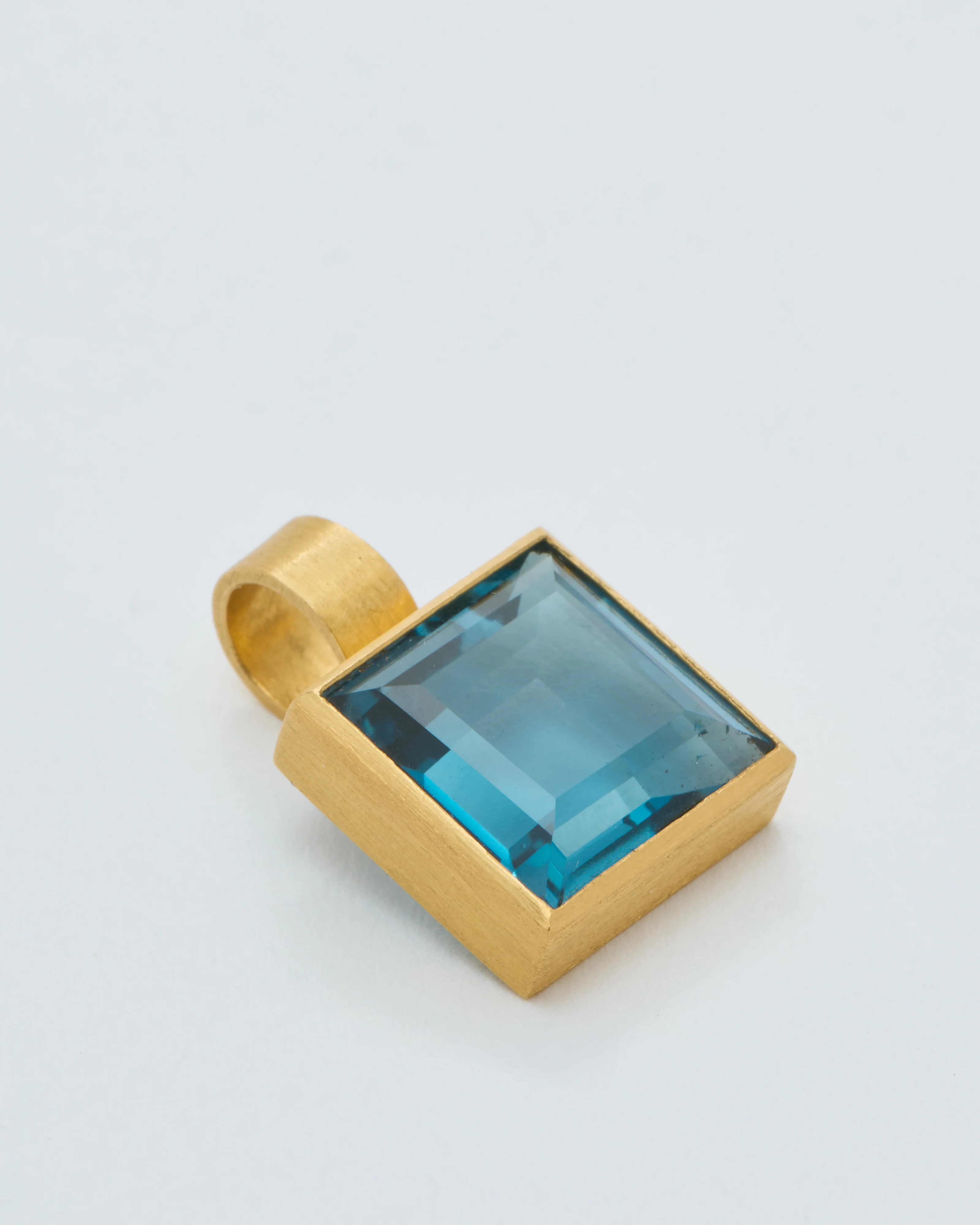 london blue topaz cube pendant - Image 3