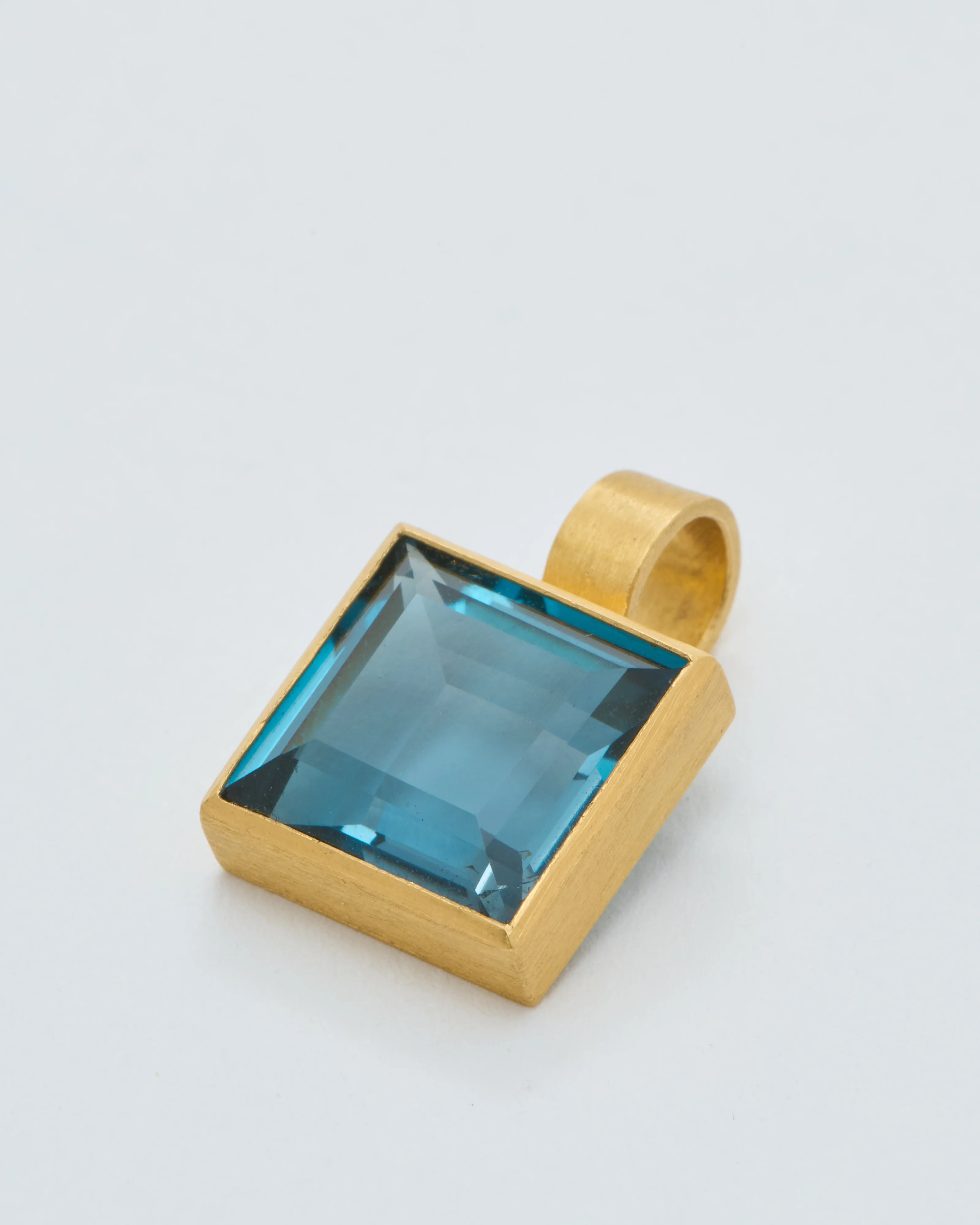london blue topaz cube pendant - Image 4