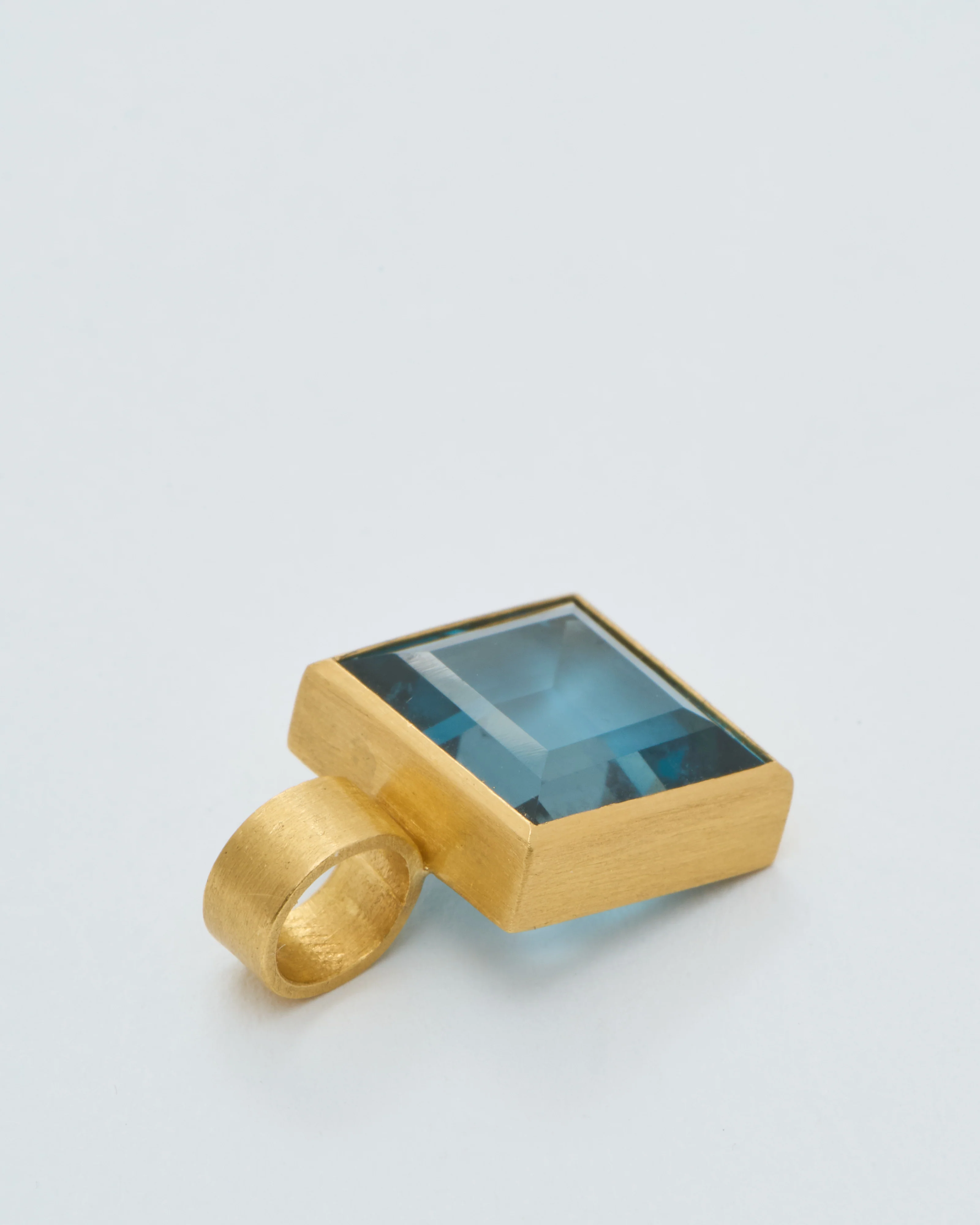 london blue topaz cube pendant - Image 5