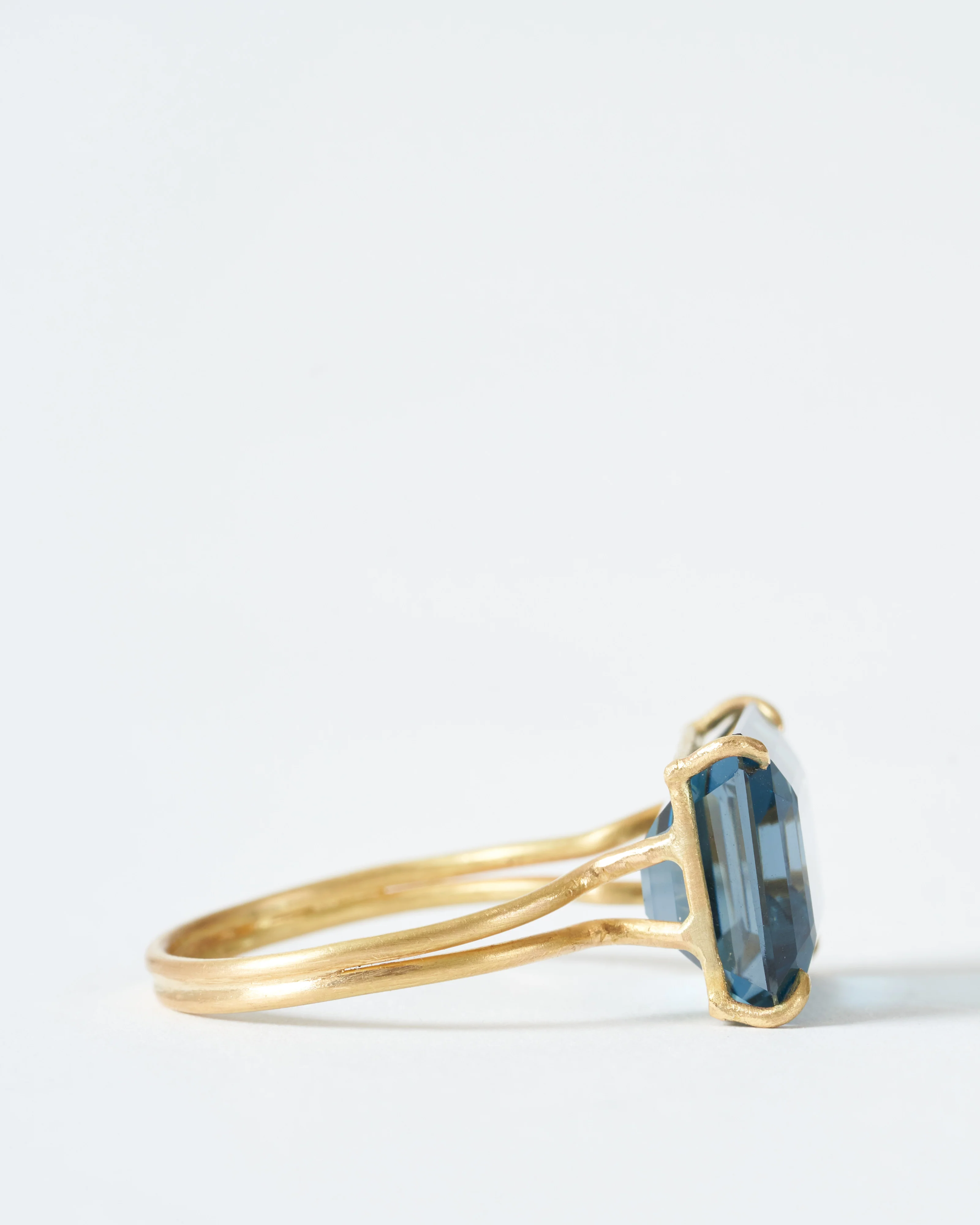 london blue topaz east/west ring - Image 4