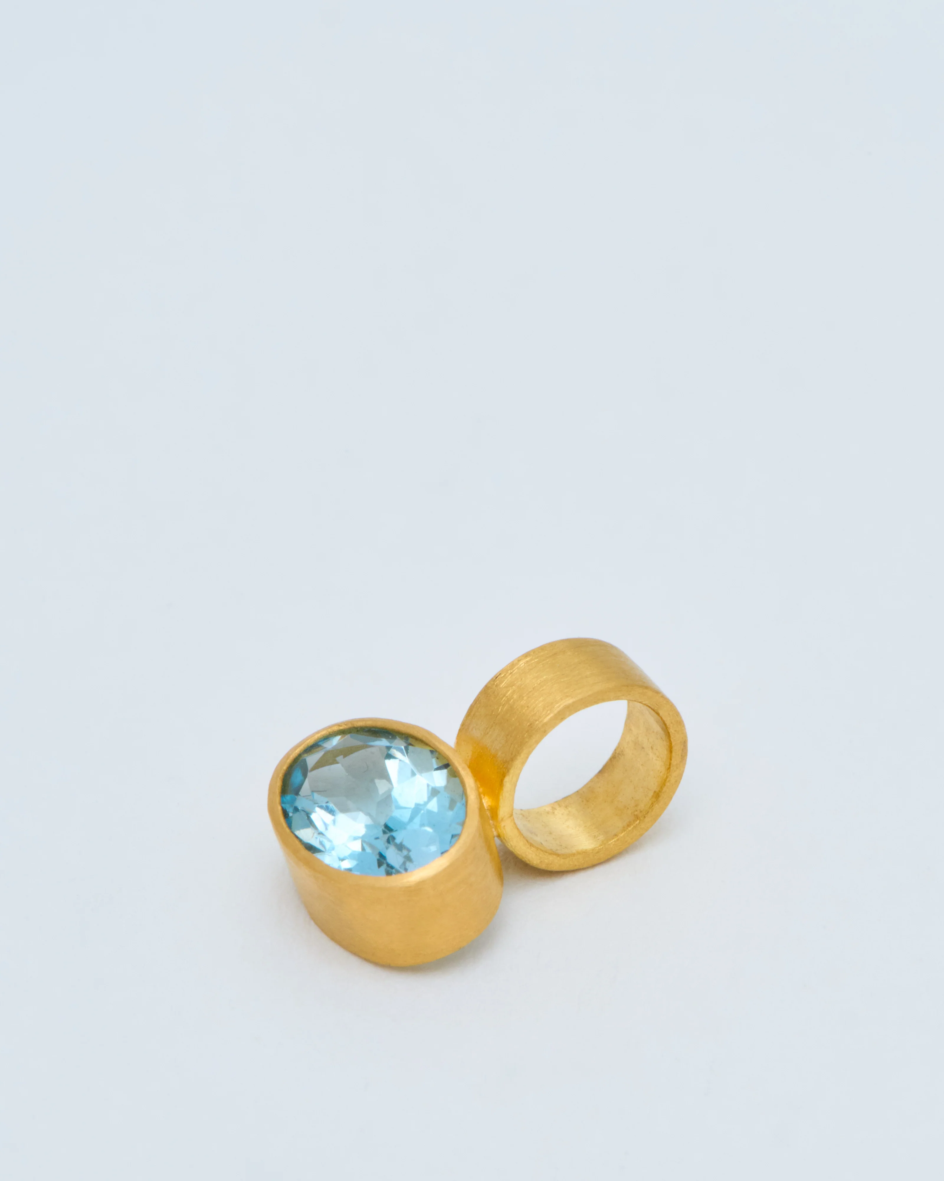 mini aqua oval gem pendnat - Image 4