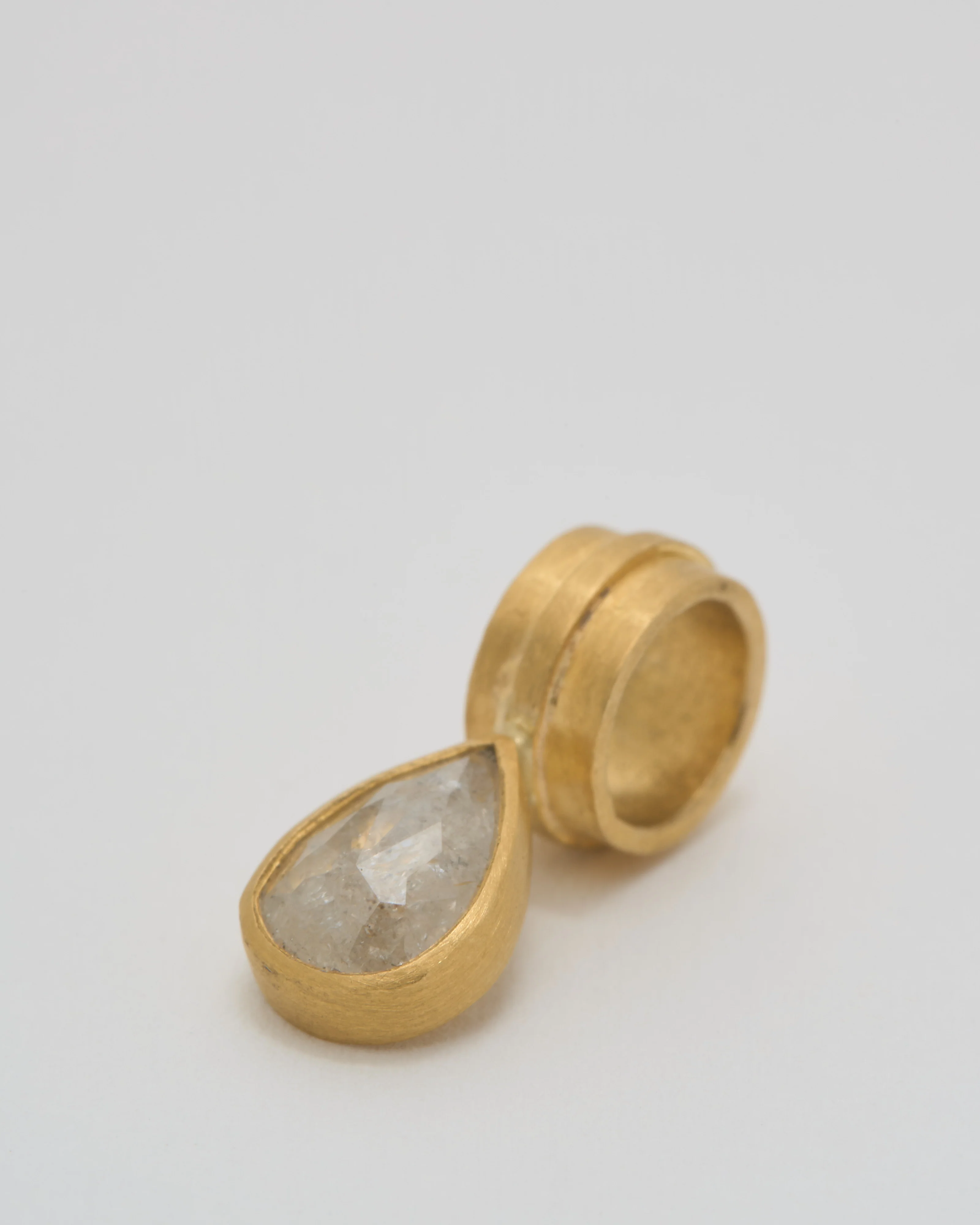 pear shaped diamond pendant - Image 3