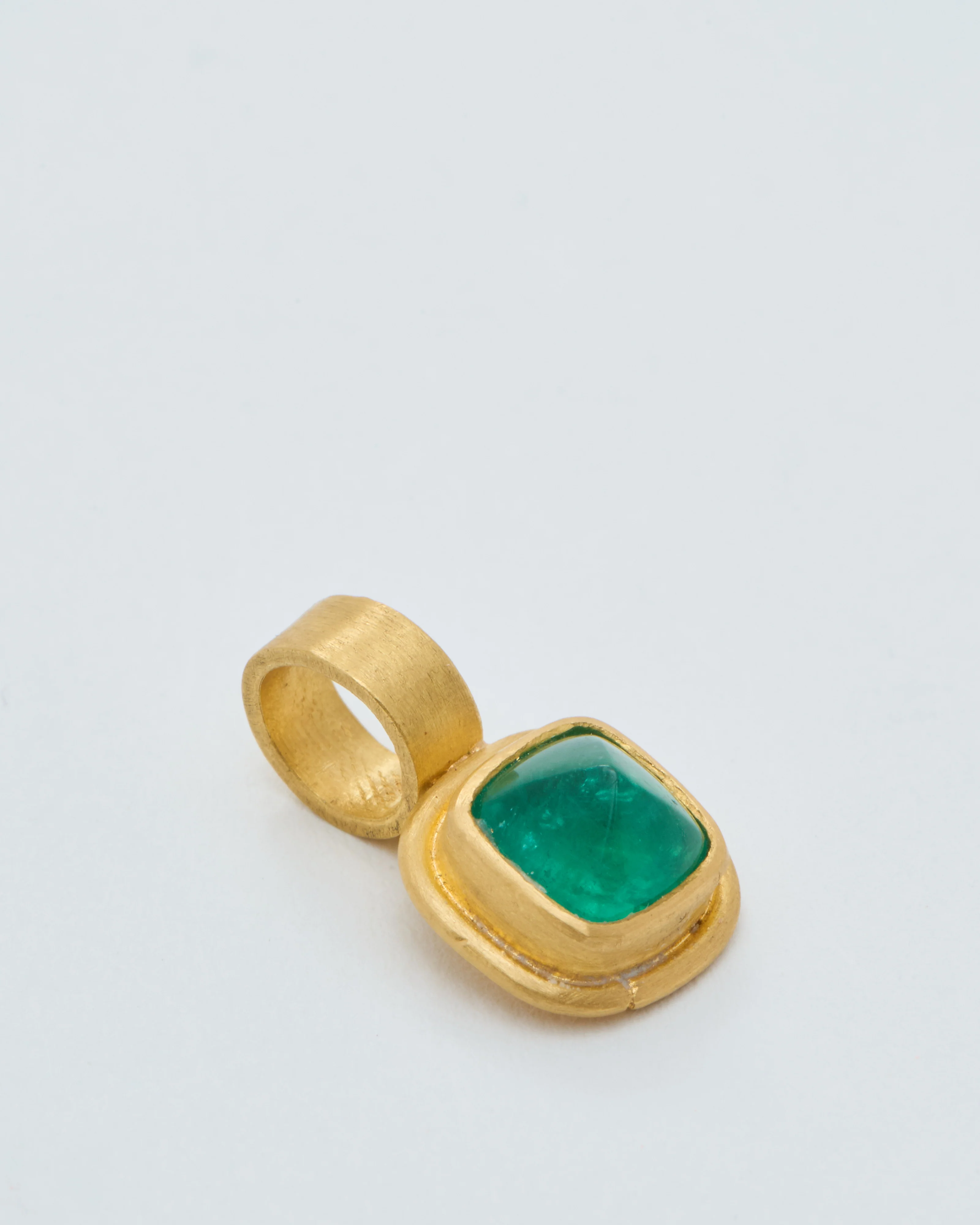 sugarloaf columbian cabochon emerald pendant - Image 3
