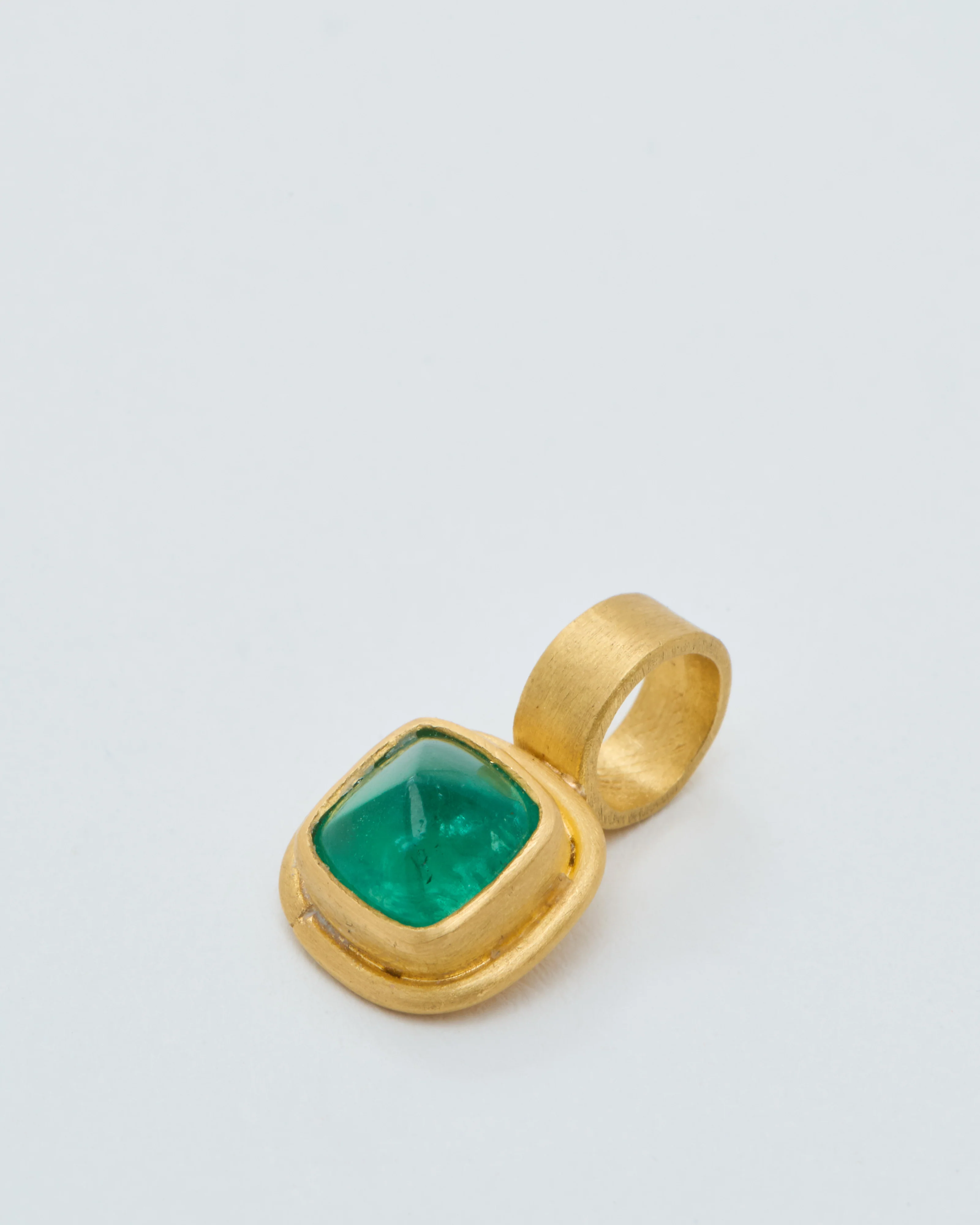sugarloaf columbian cabochon emerald pendant - Image 4