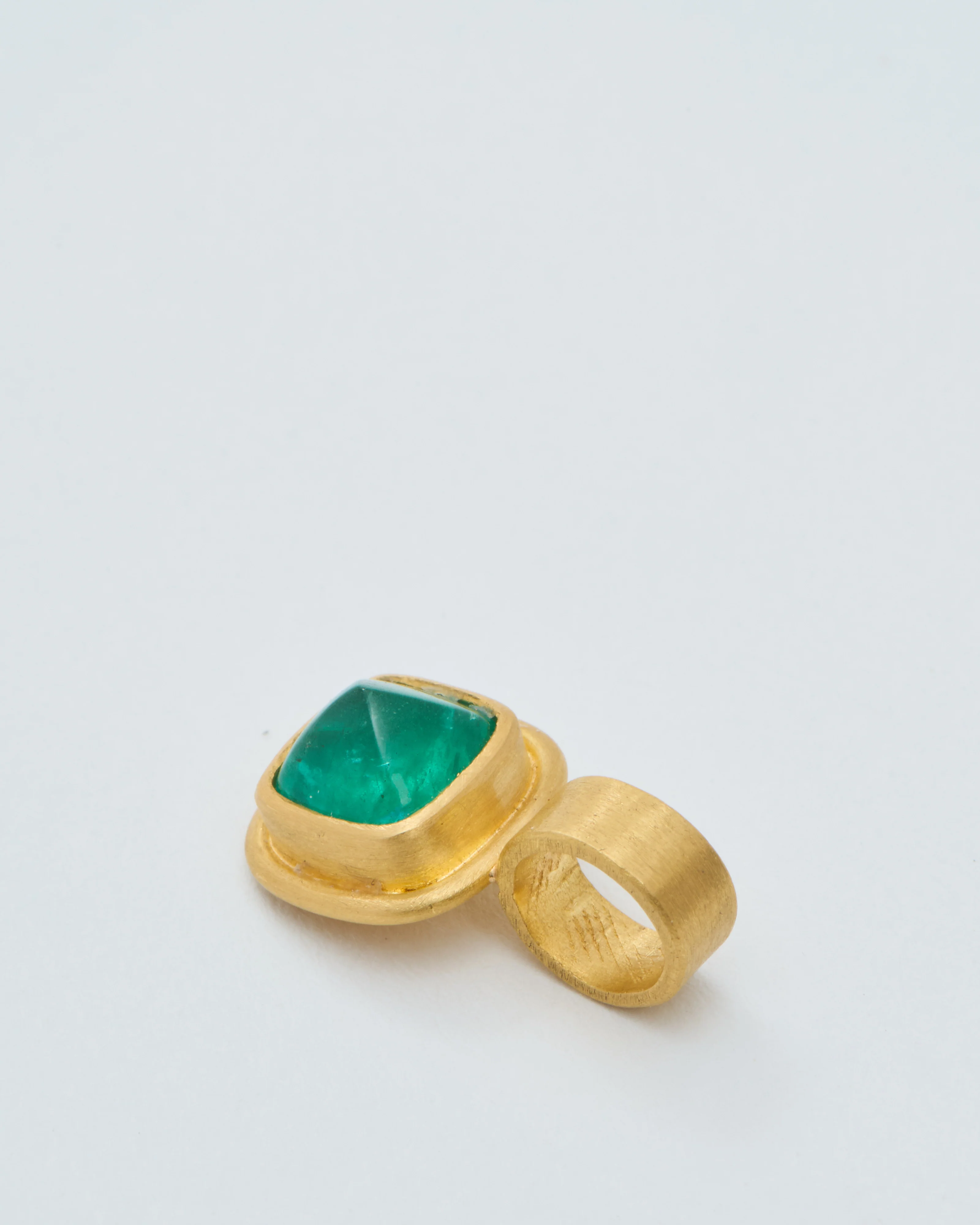 sugarloaf columbian cabochon emerald pendant - Image 5