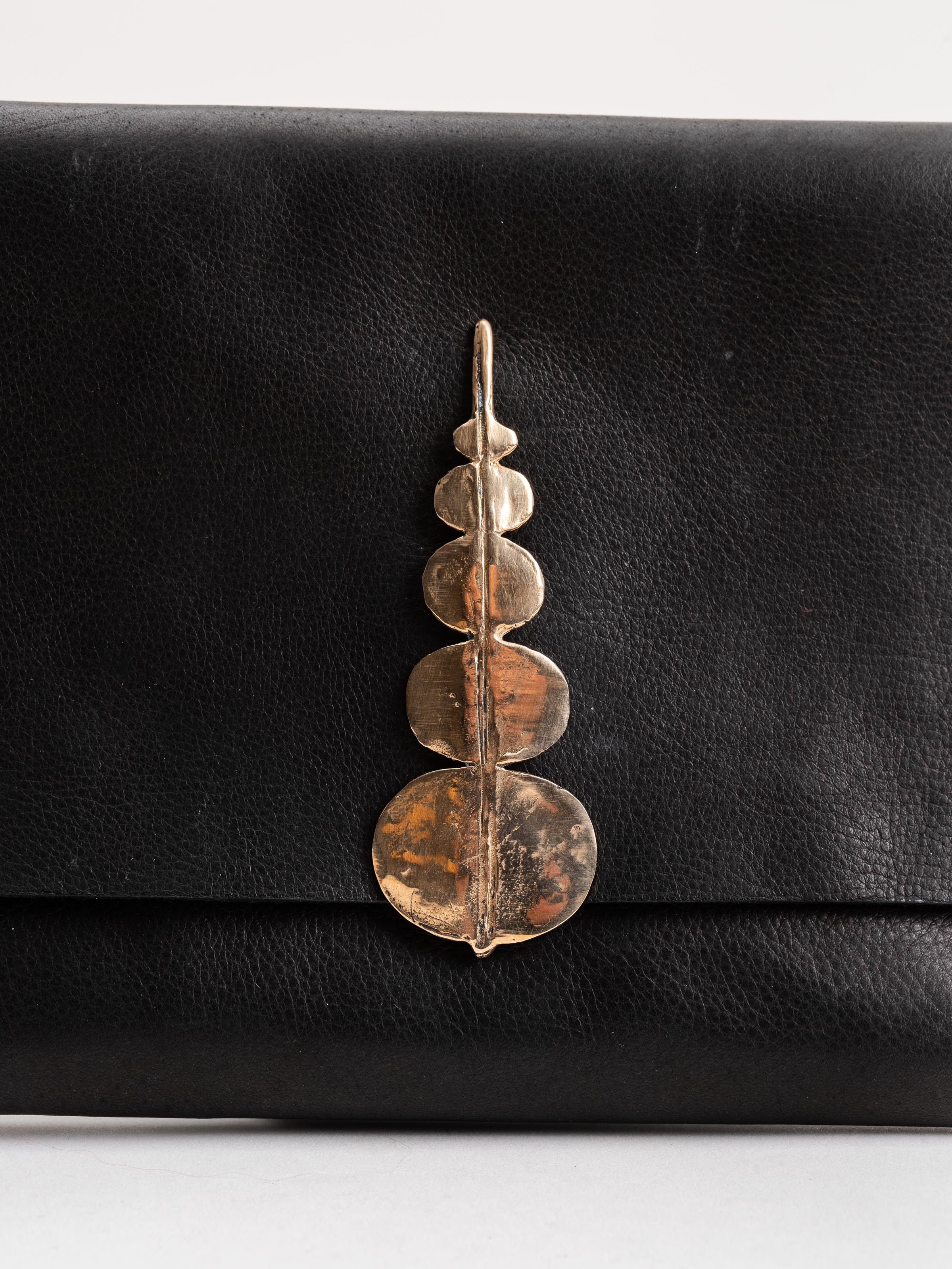 orb leaf clutch - black - Image 4