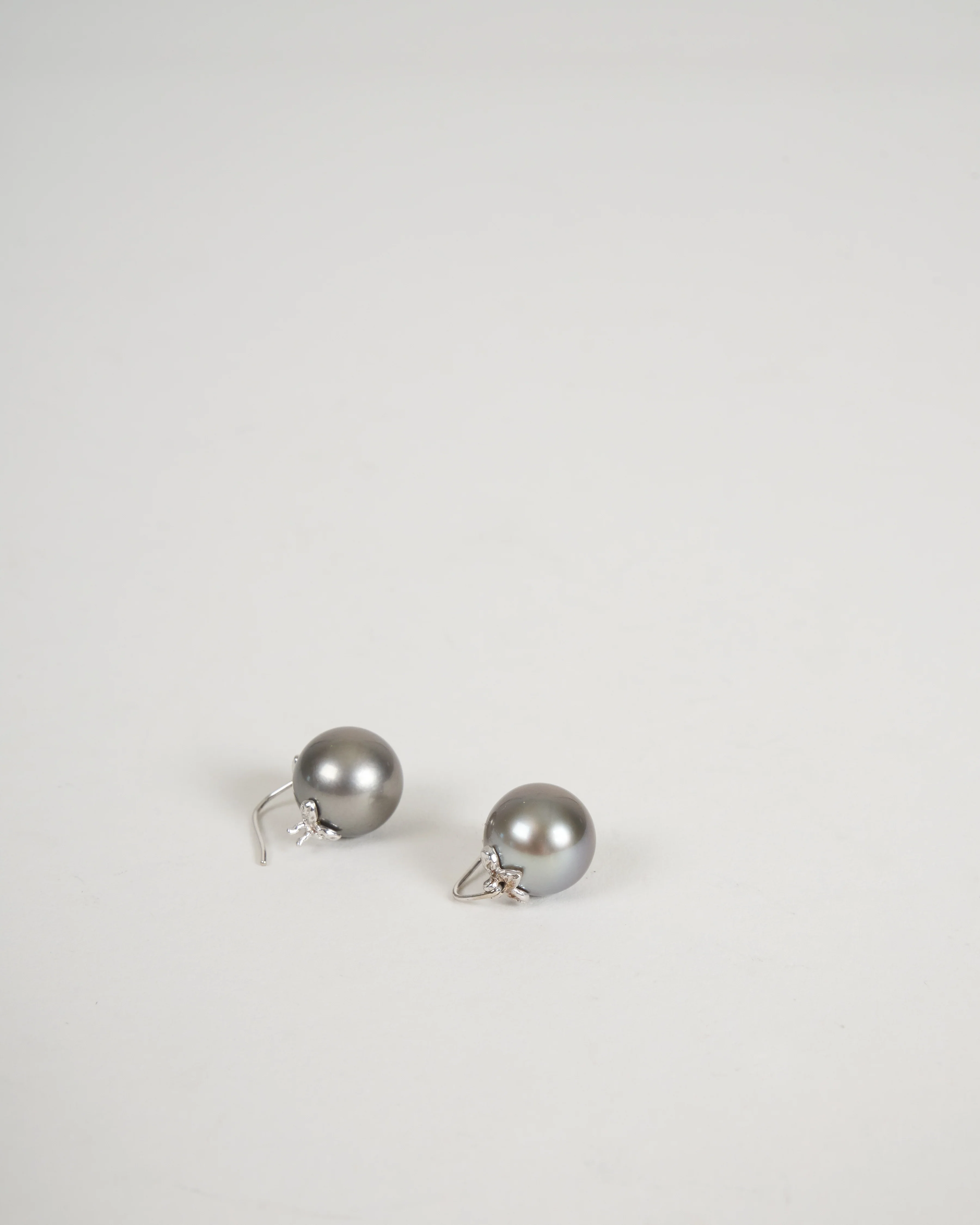 18k triple leaf hook earrings - tahitian pearl - Image 2