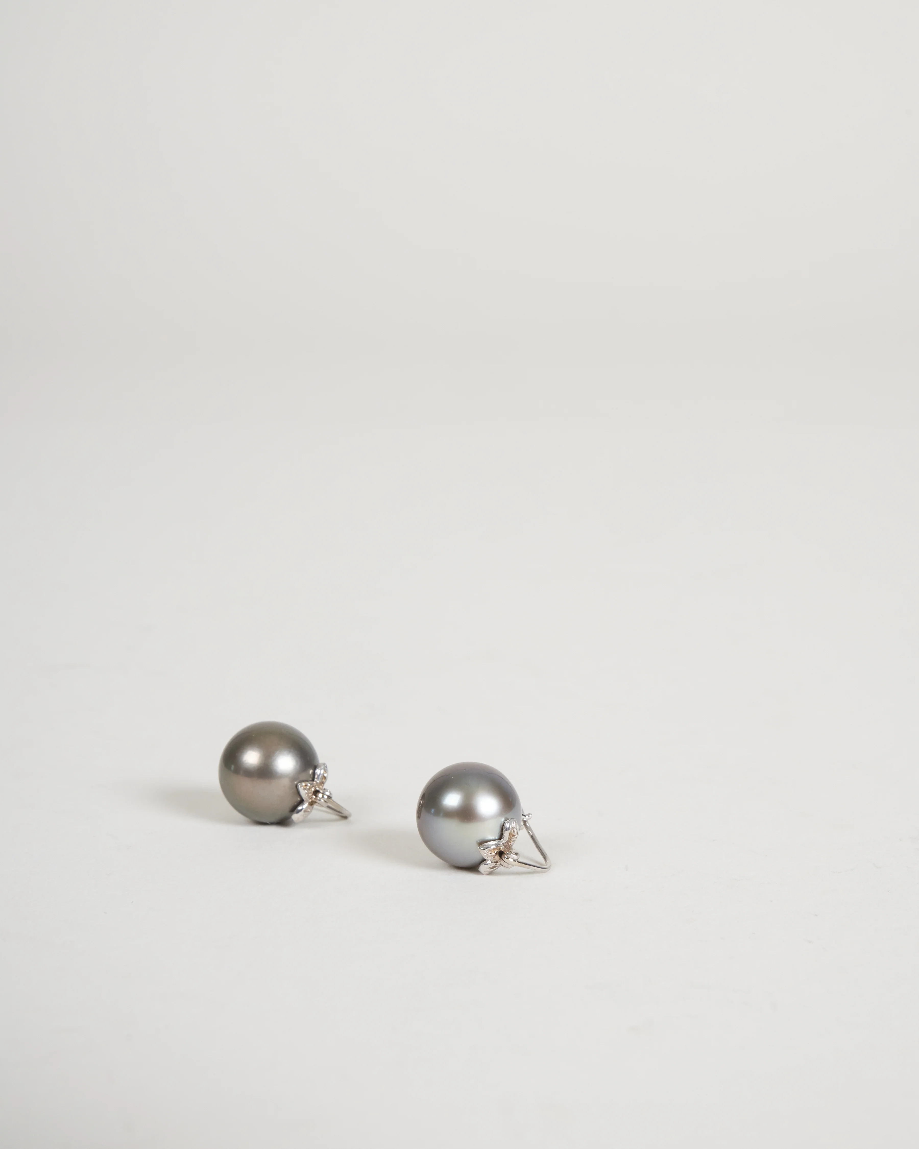 18k triple leaf hook earrings - tahitian pearl - Image 3