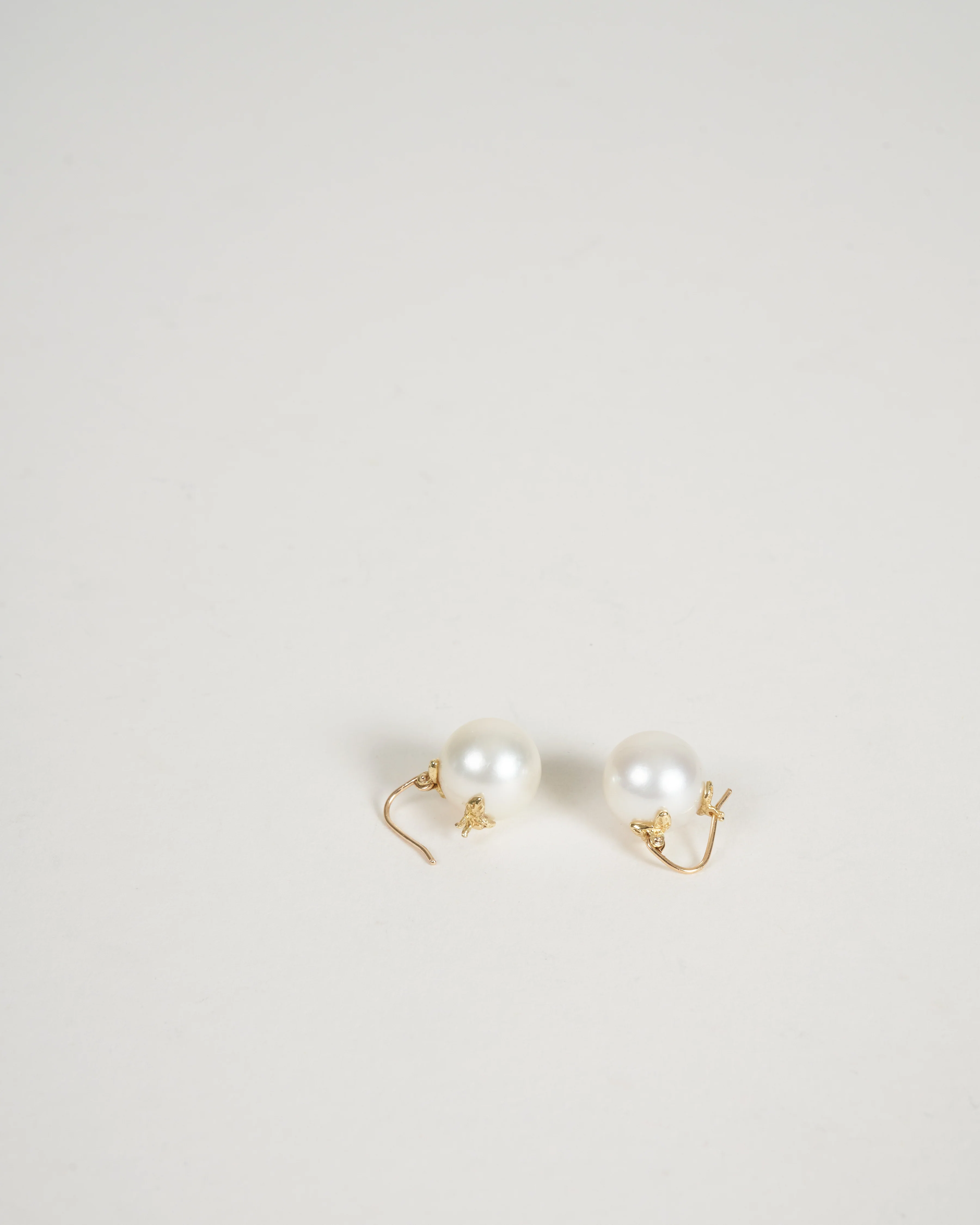 18k triple leaf hook earrings - pearl - Image 3
