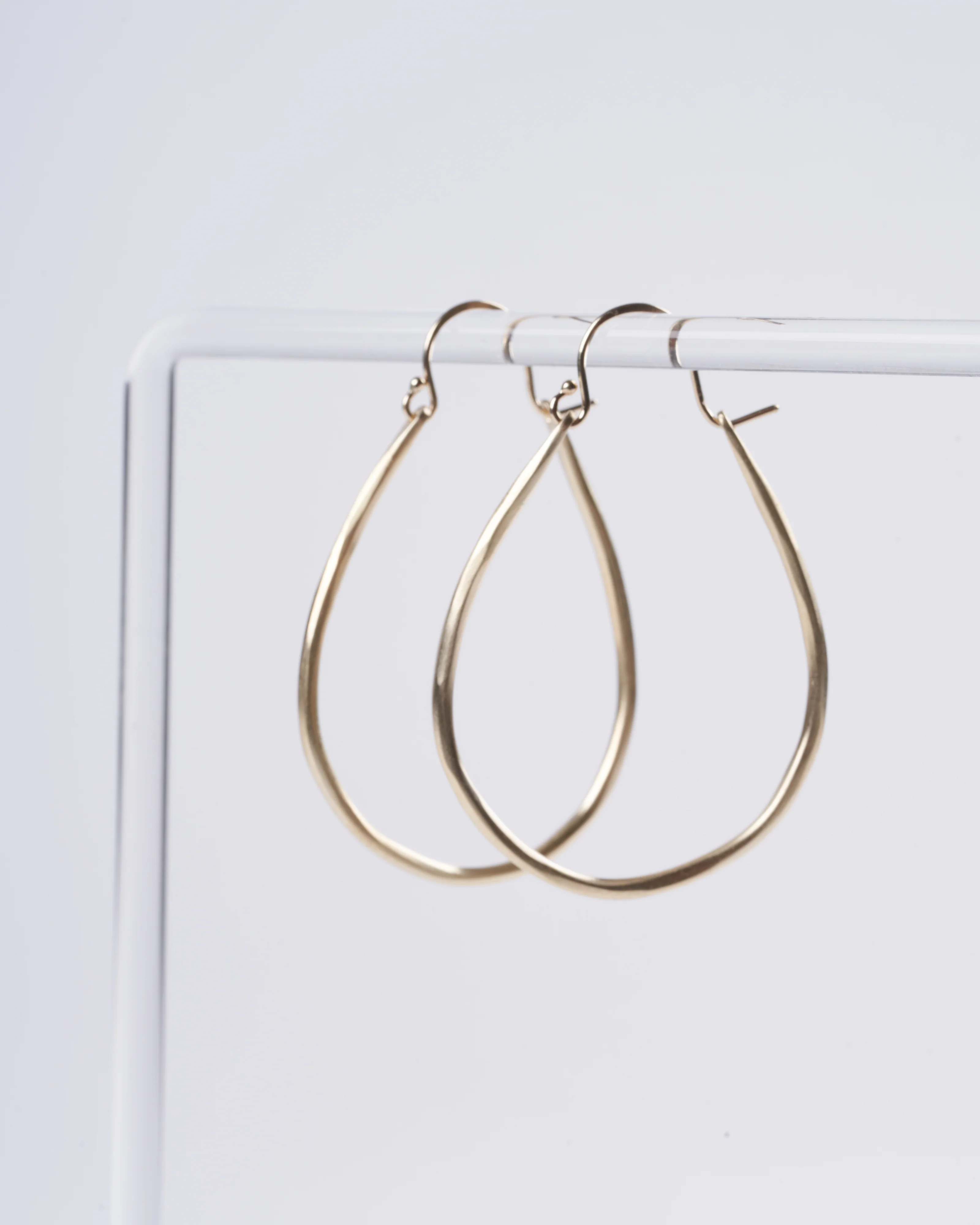 small anjou hoops - gold - Image 3