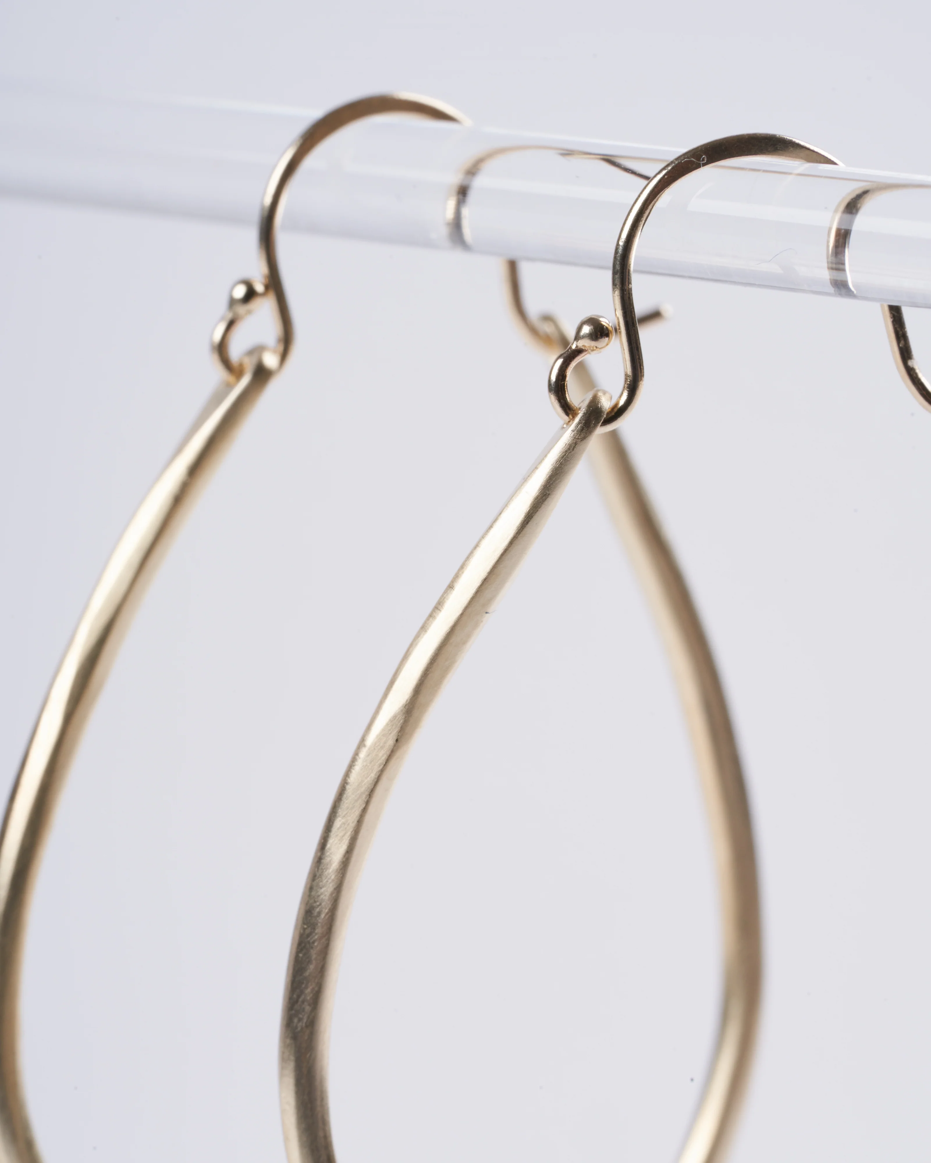 small anjou hoops - gold - Image 4