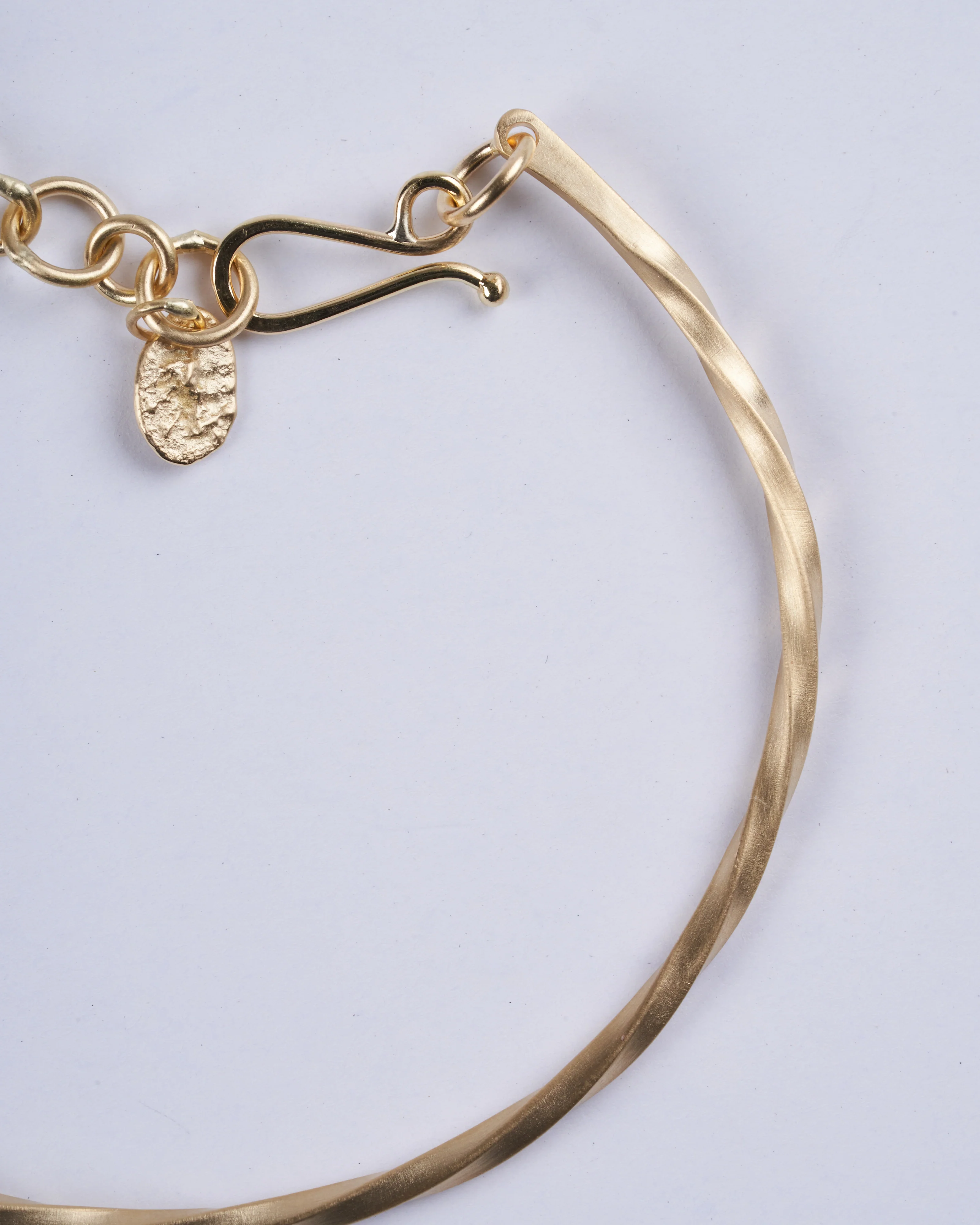 thin bias cuff 18k yg - gold - Image 4