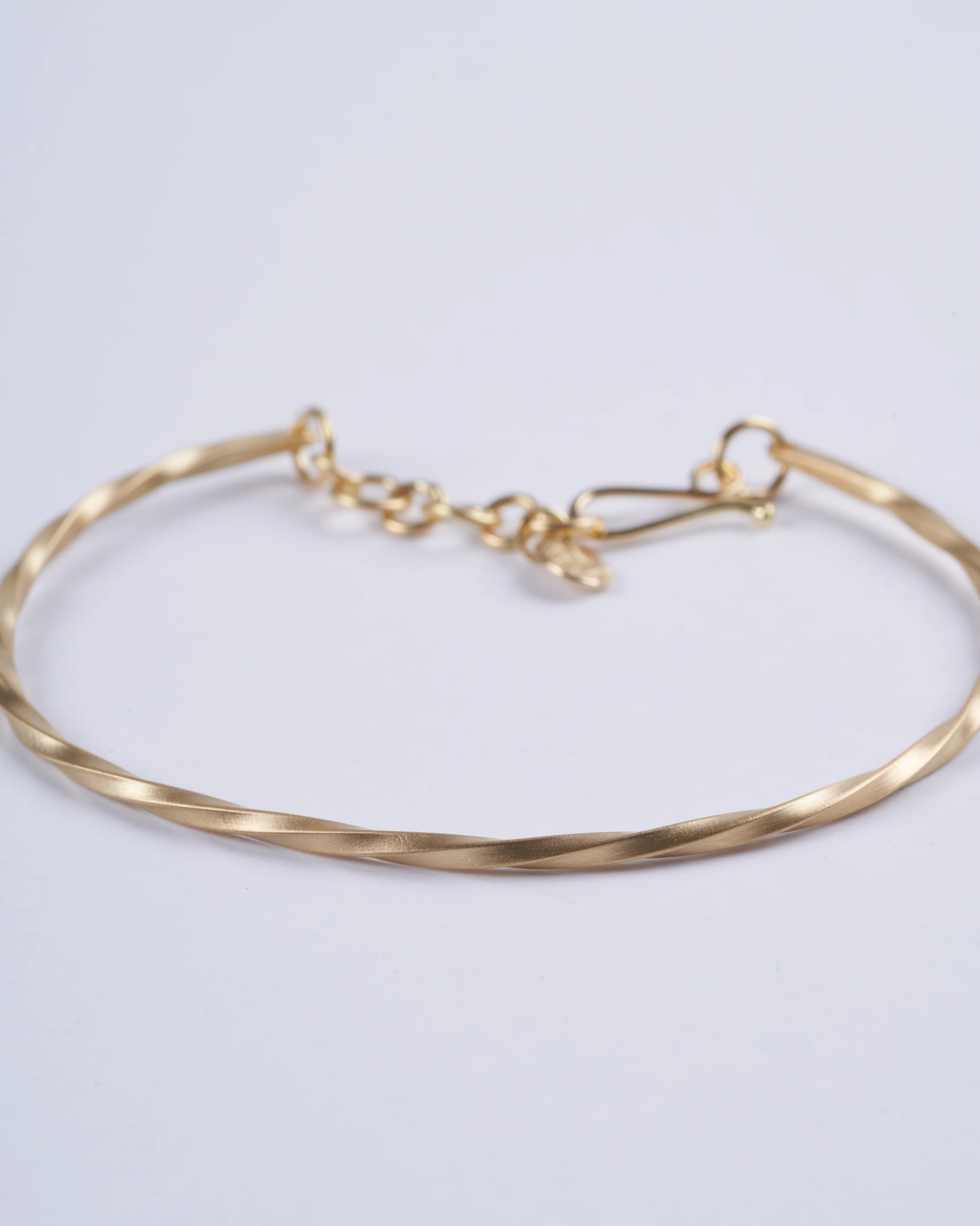 thin bias cuff 18k yg - gold - Image 5