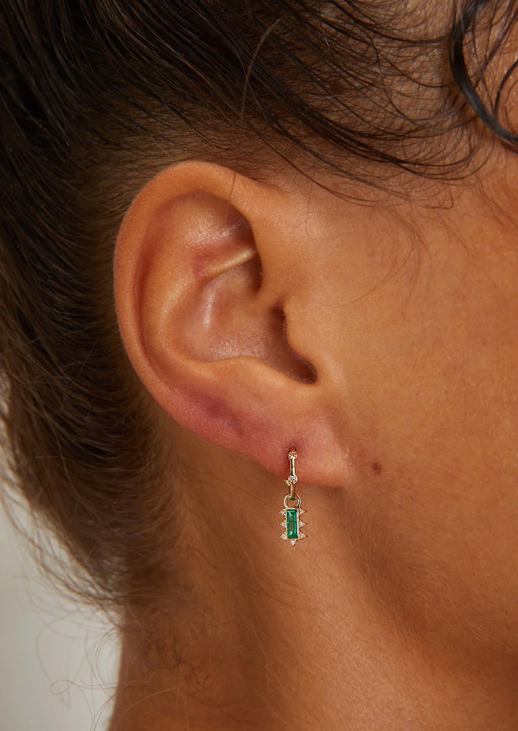 10k mosaic charm with emerald baguette - gold - Image 4