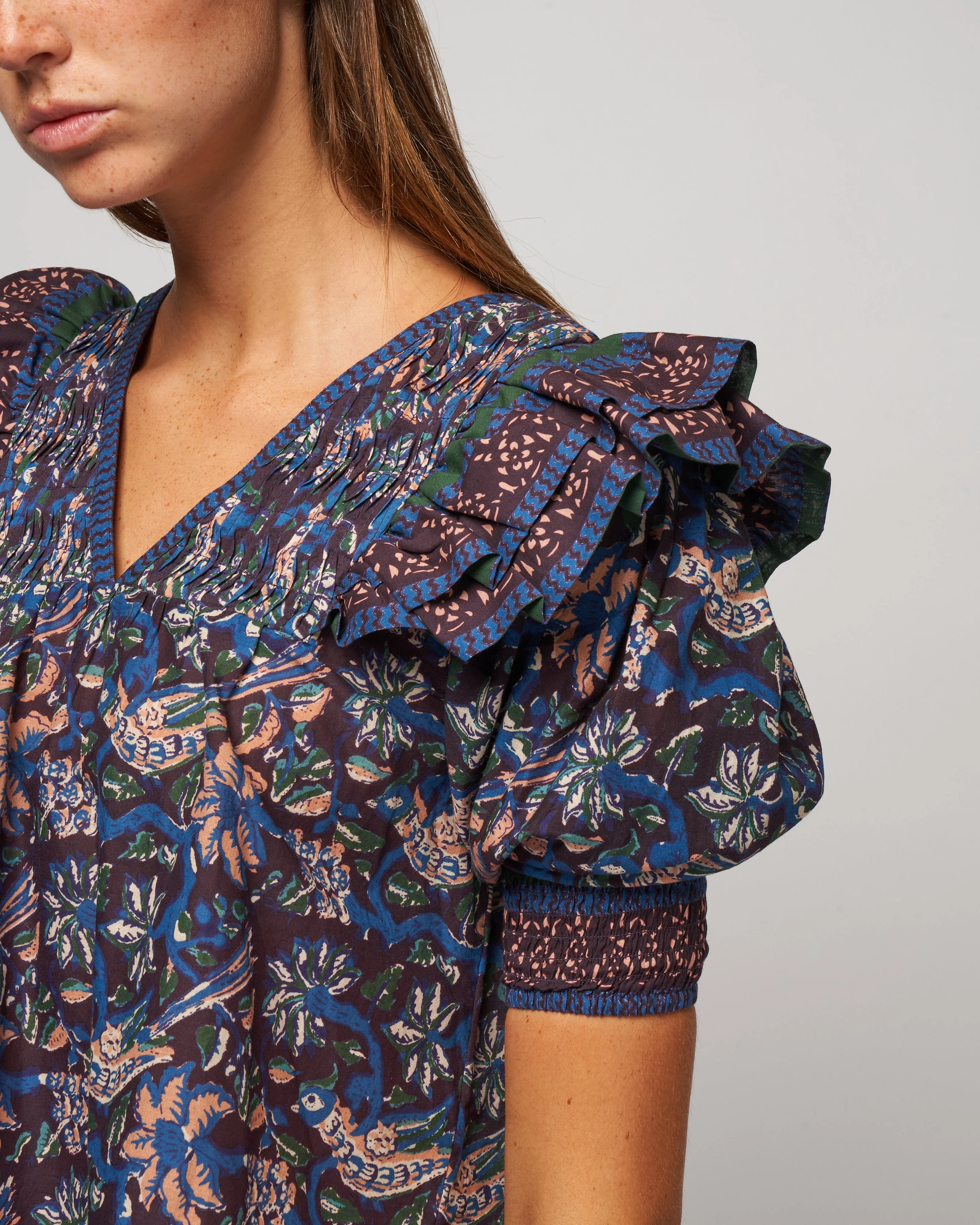 noah print puff slv pintucked top - navy - Image 5