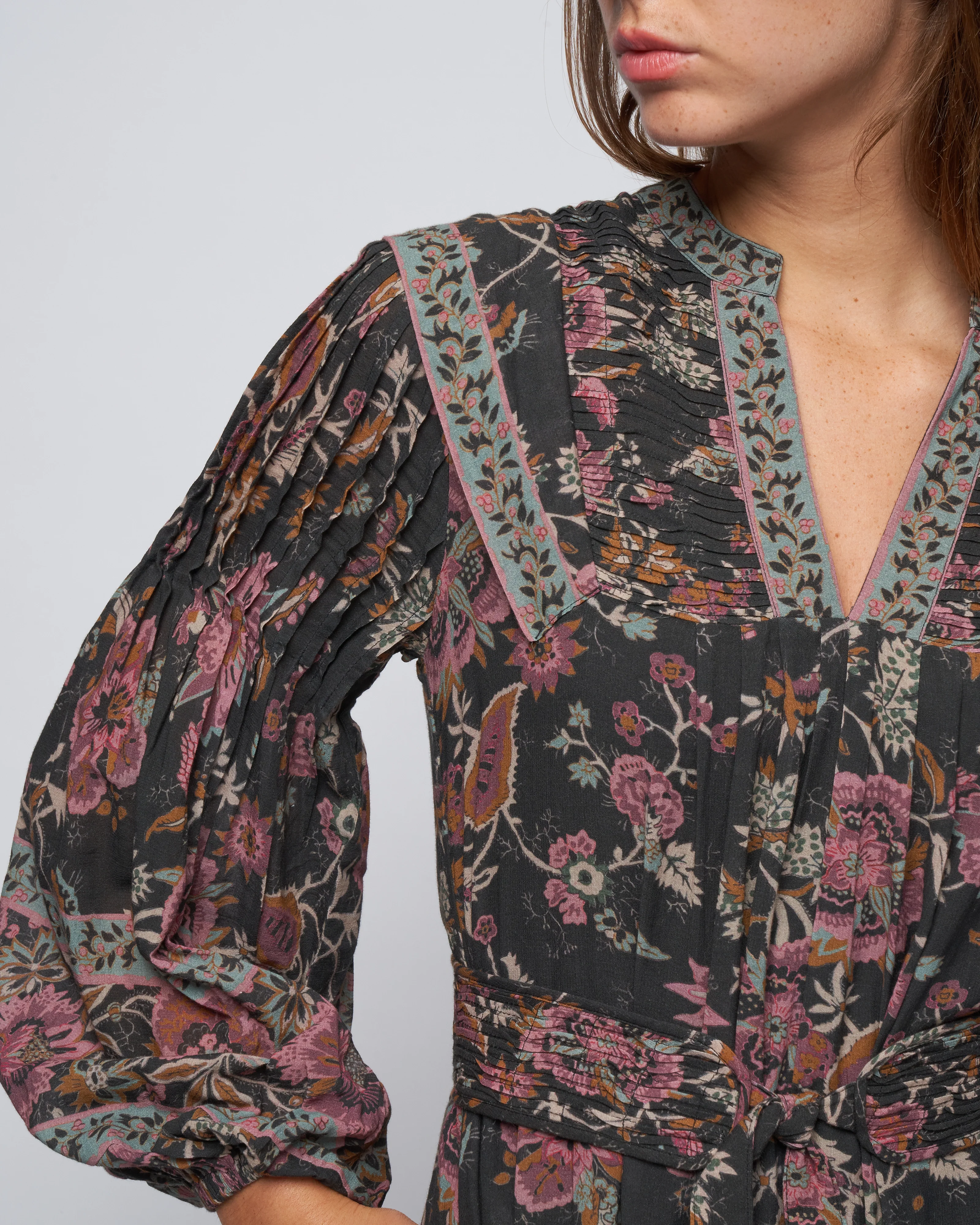 tess print l/slv pintucked dress - black - Image 5