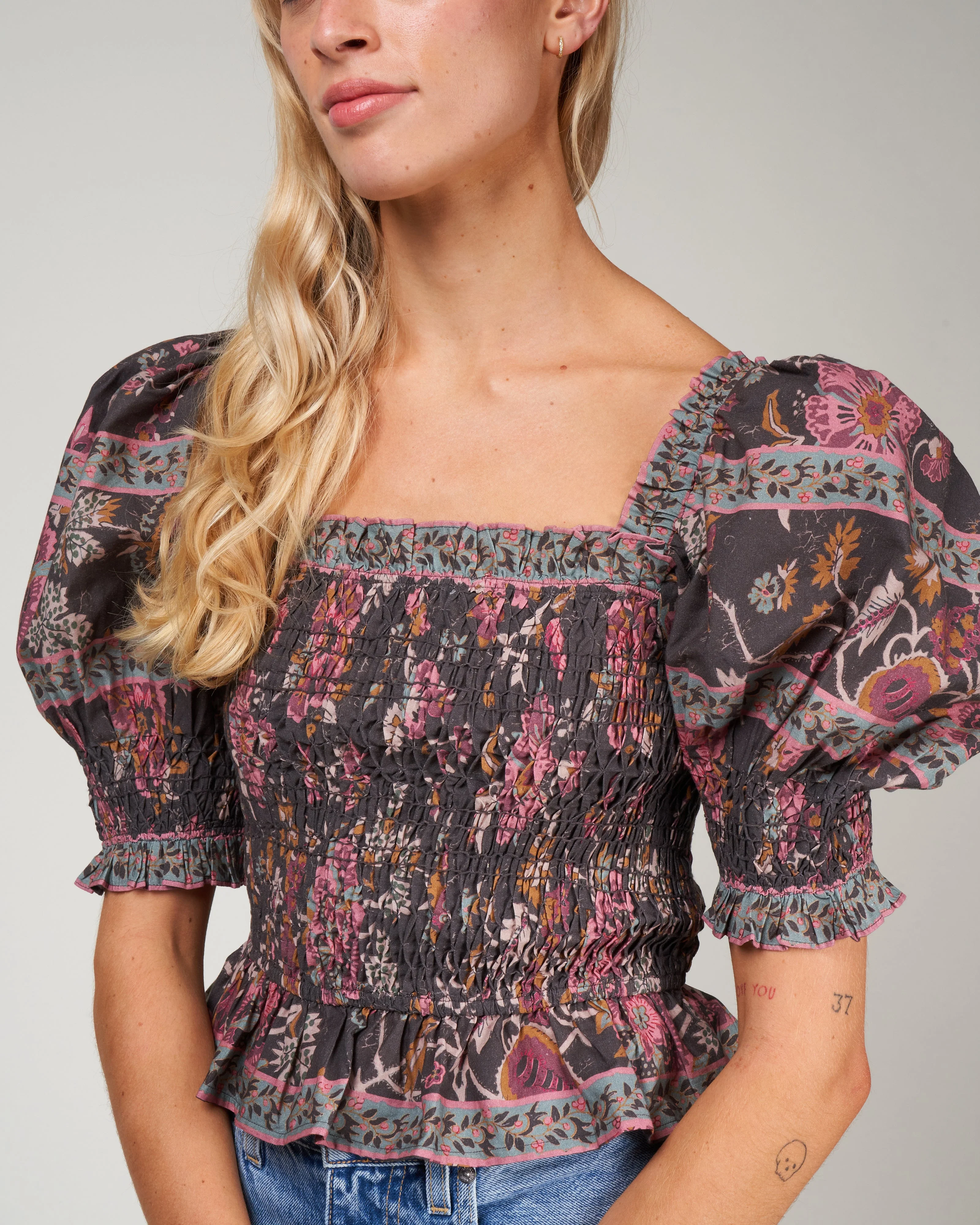 tess print puff slv smocked top - black - Image 5
