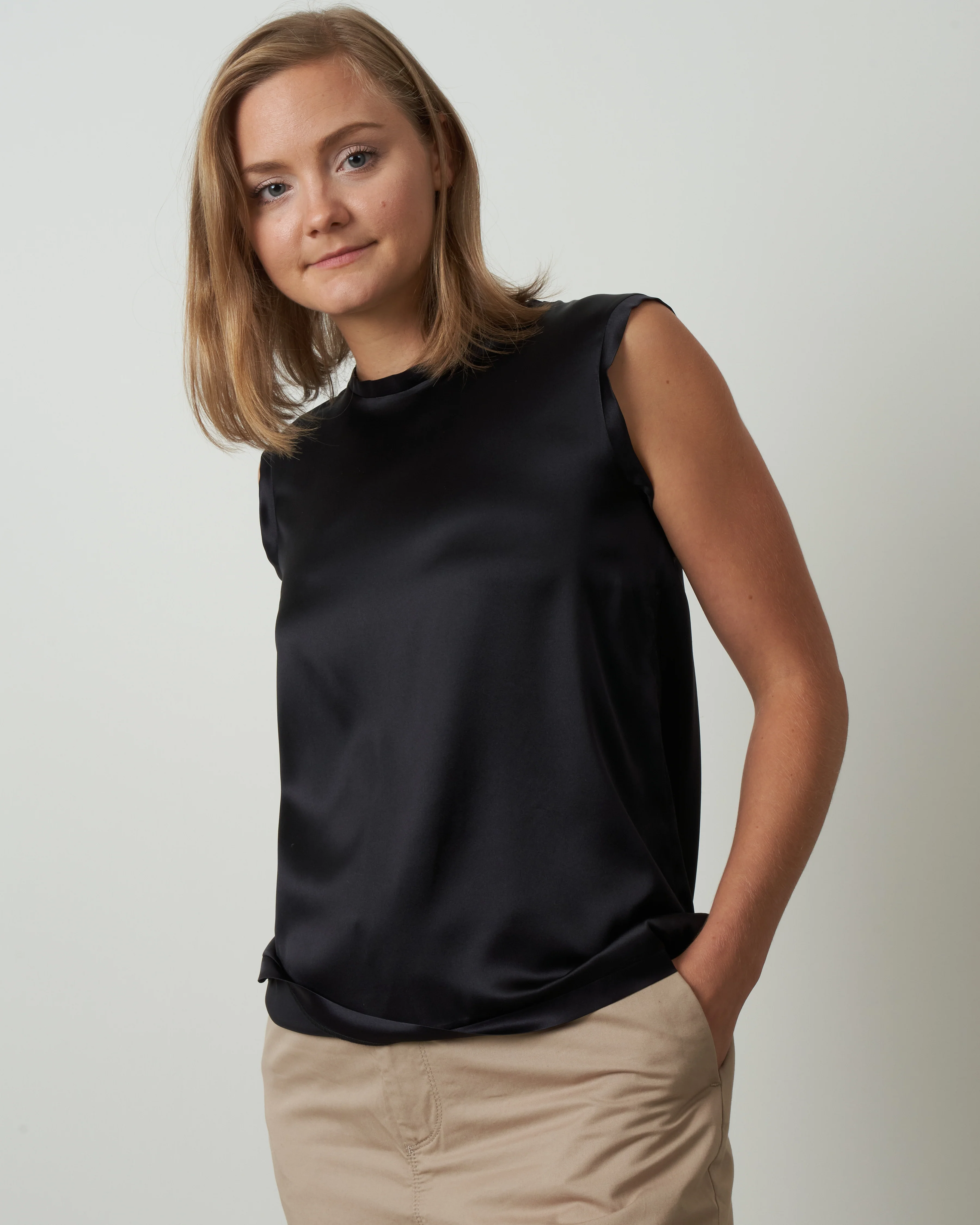 esin t - black
