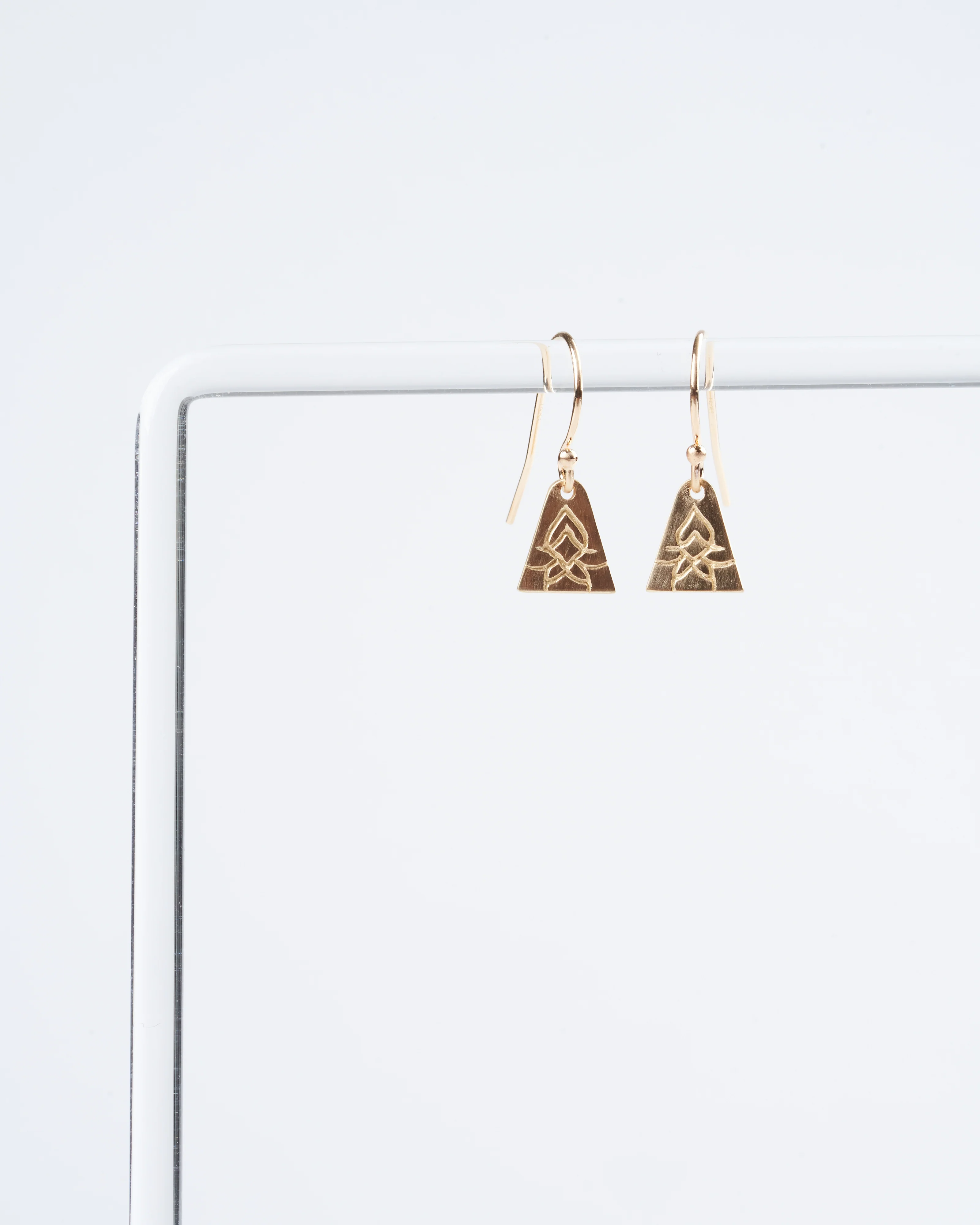 lotus earrings - gold - Image 2