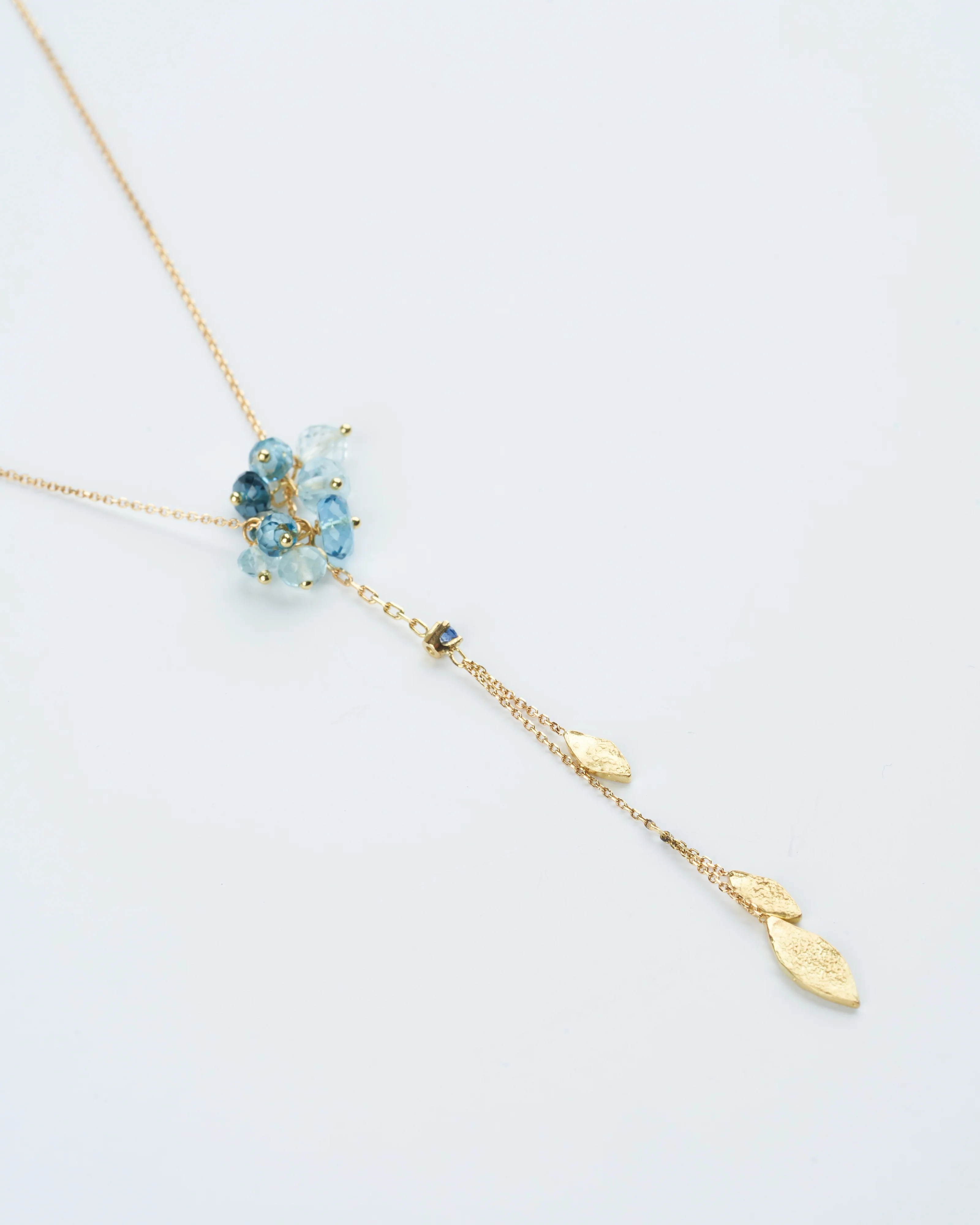beaded necklace with gold leaves 16" blue sapphires - gold - Image 2