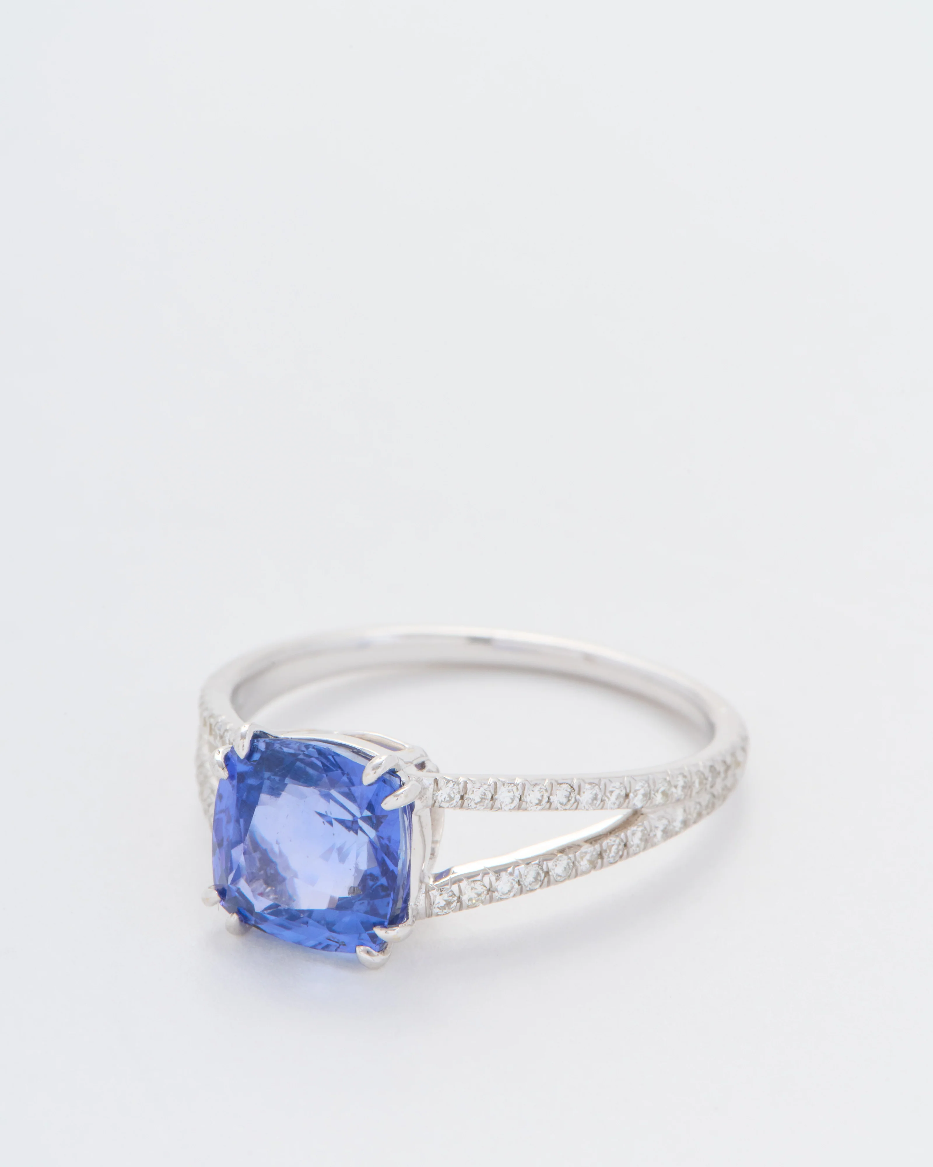 cushion cut sapphire split shank solitaire - Image 3
