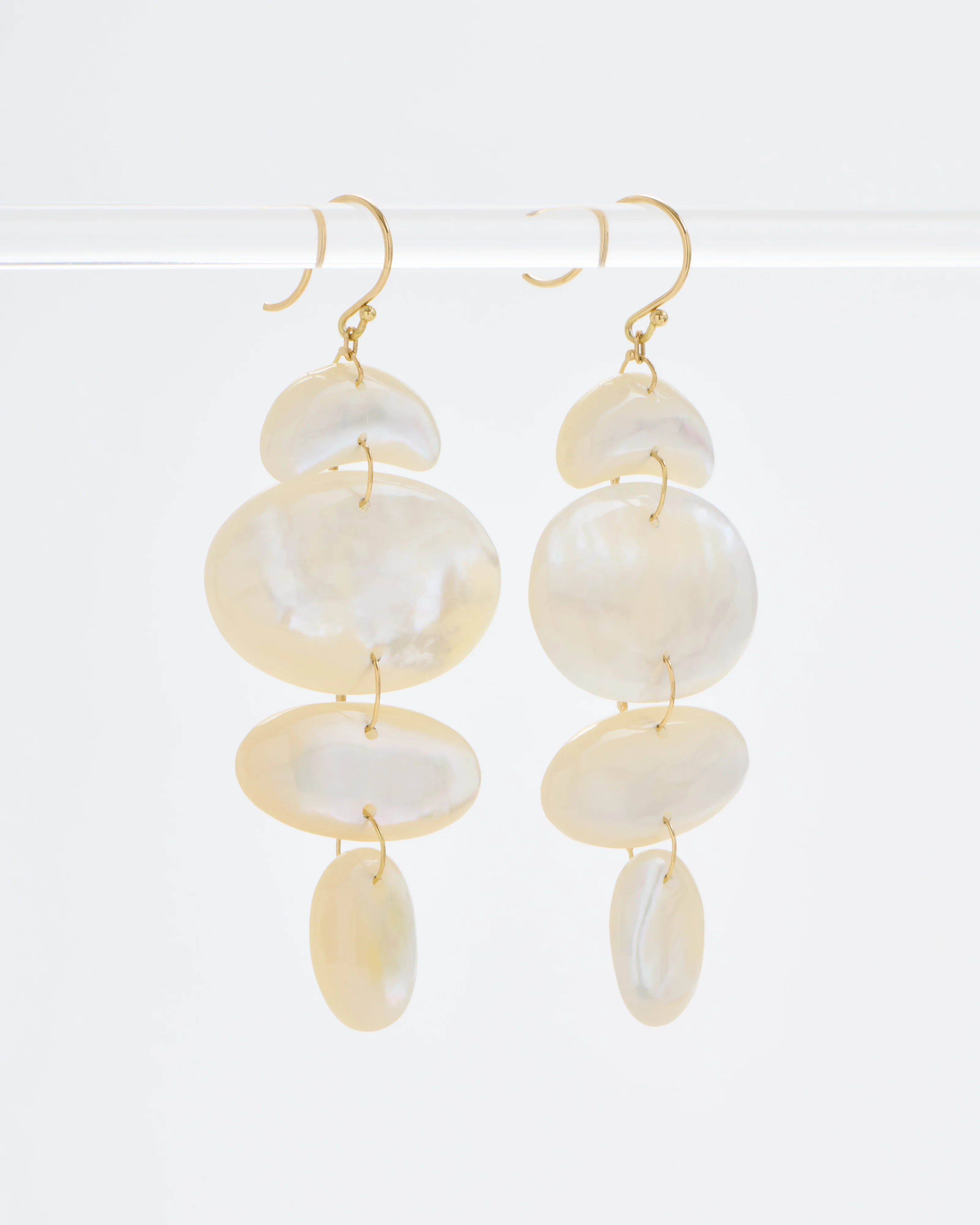 18k small oval totem mother of pearl earrings - Image 2