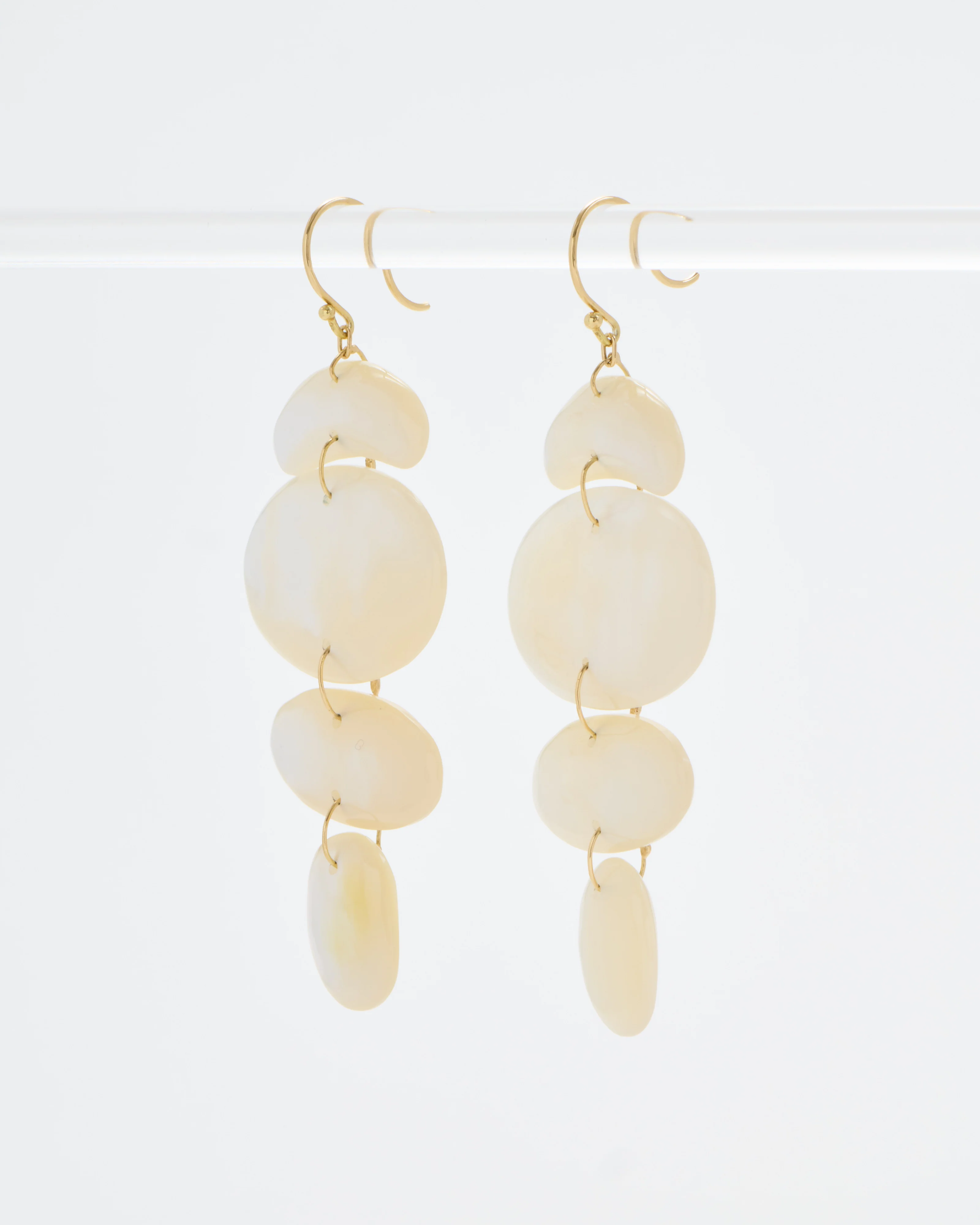 18k small oval totem mother of pearl earrings - Image 3