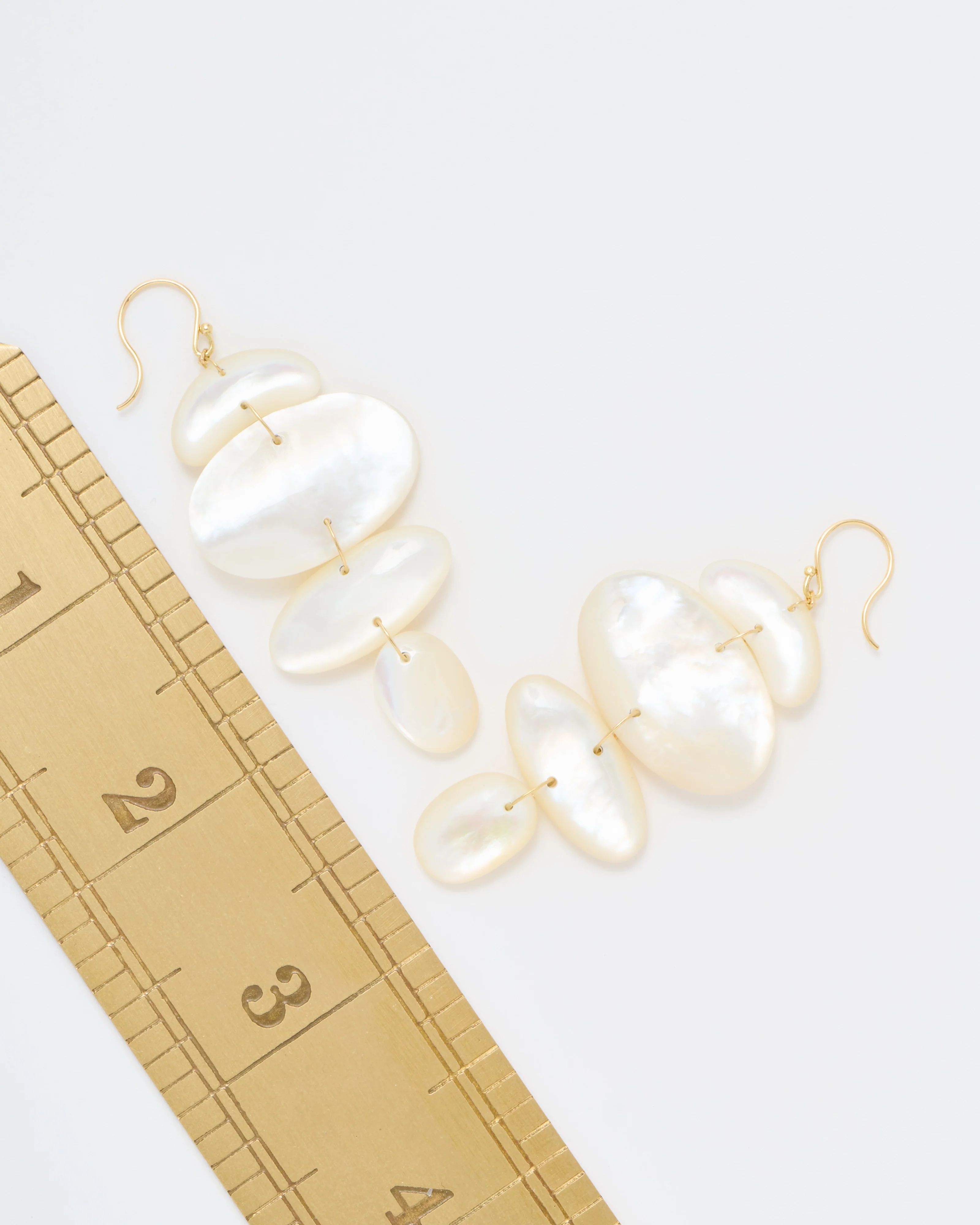 18k small oval totem mother of pearl earrings - Image 5