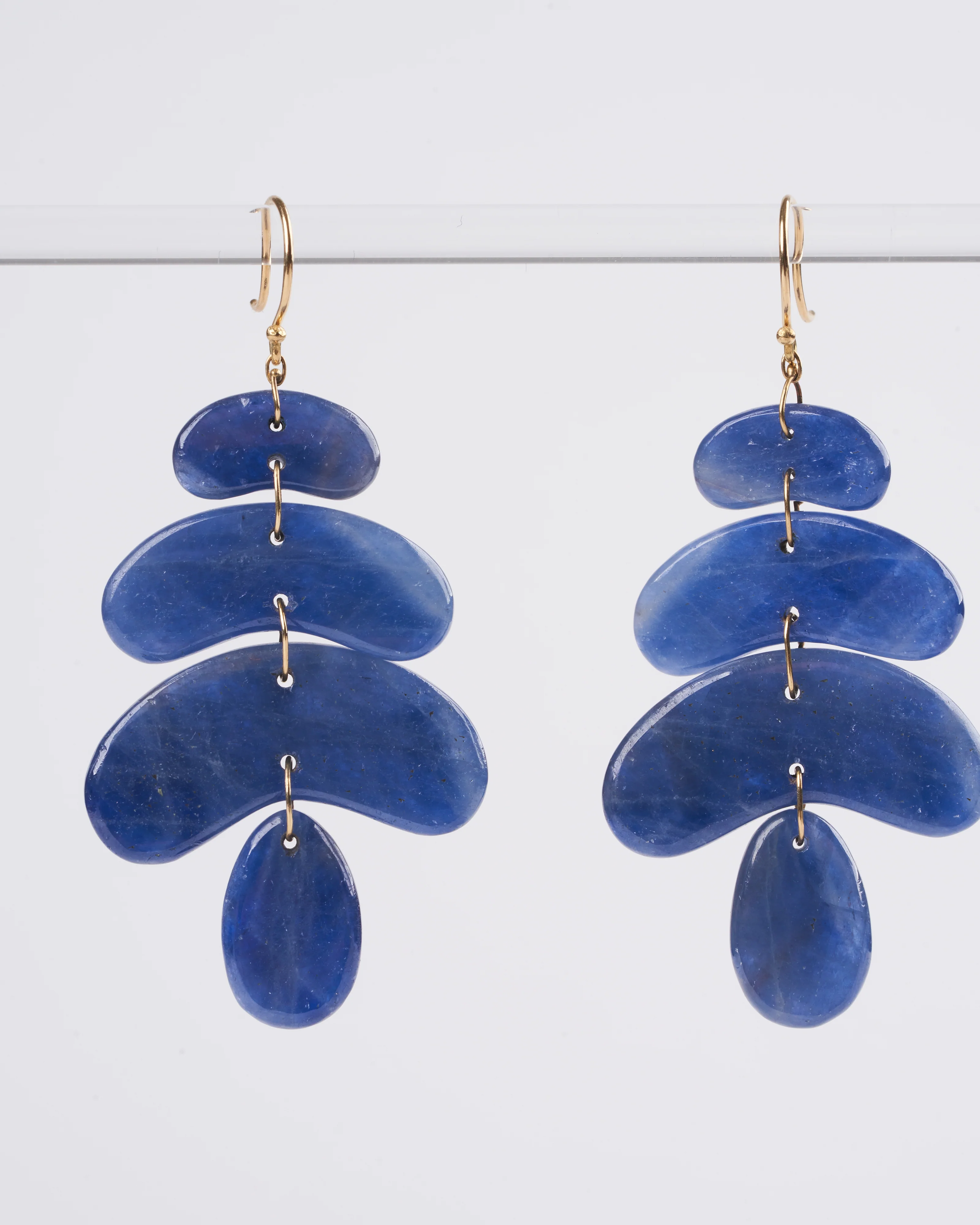 18k small totem blue sapphire earring - blue/gold - Image 2
