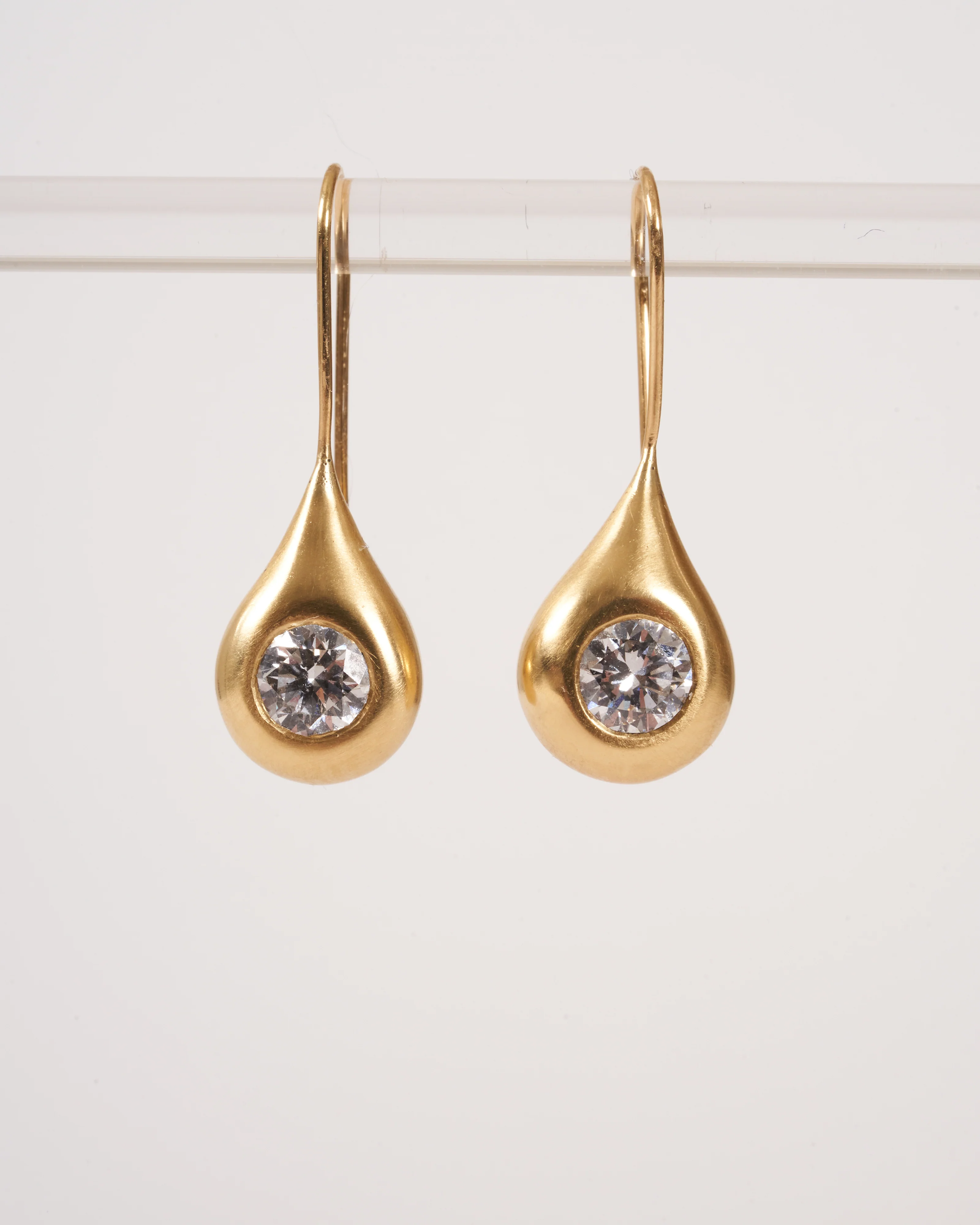 teardrop solitaire diamond earrings - gold - Image 2