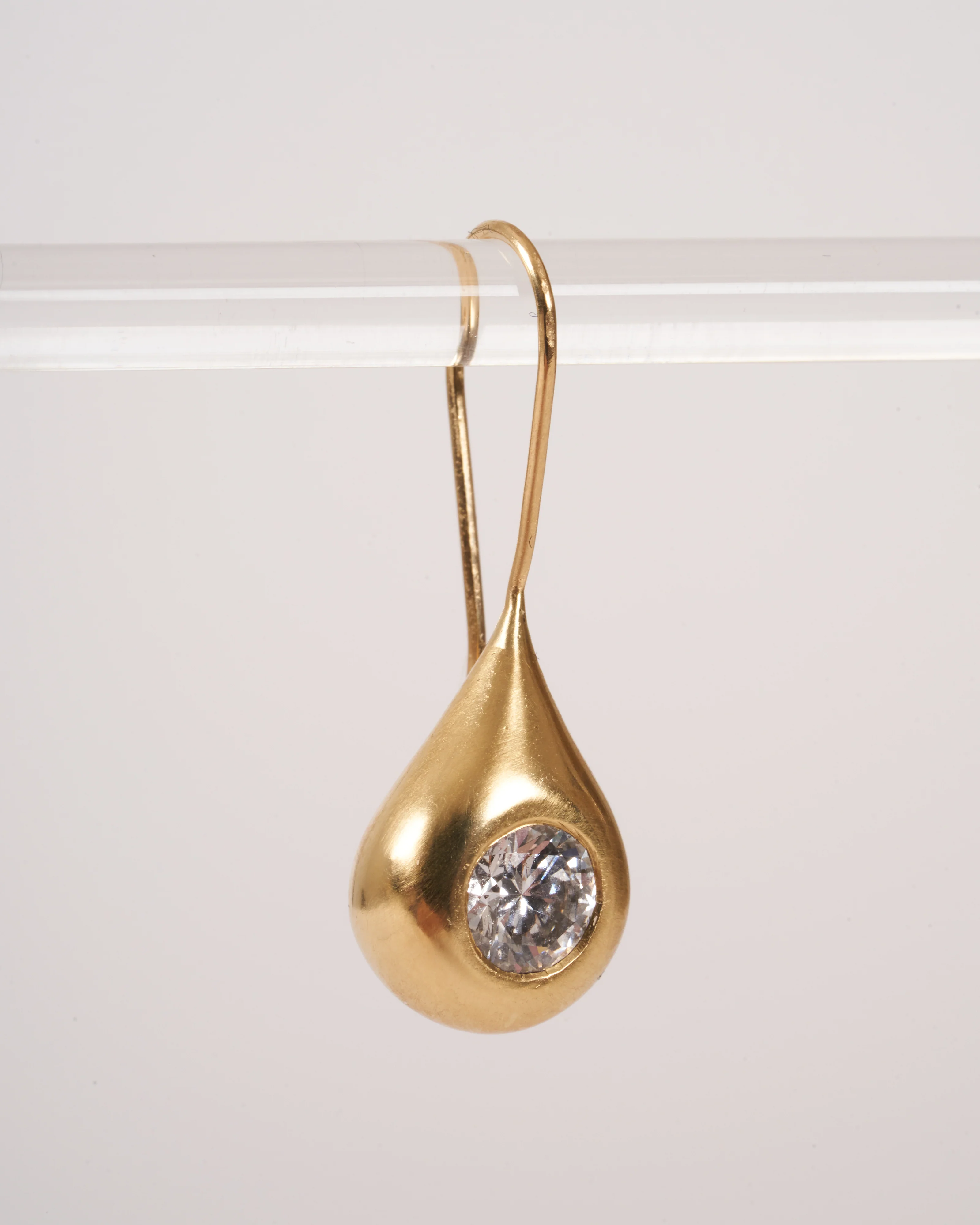 teardrop solitaire diamond earrings - gold - Image 3