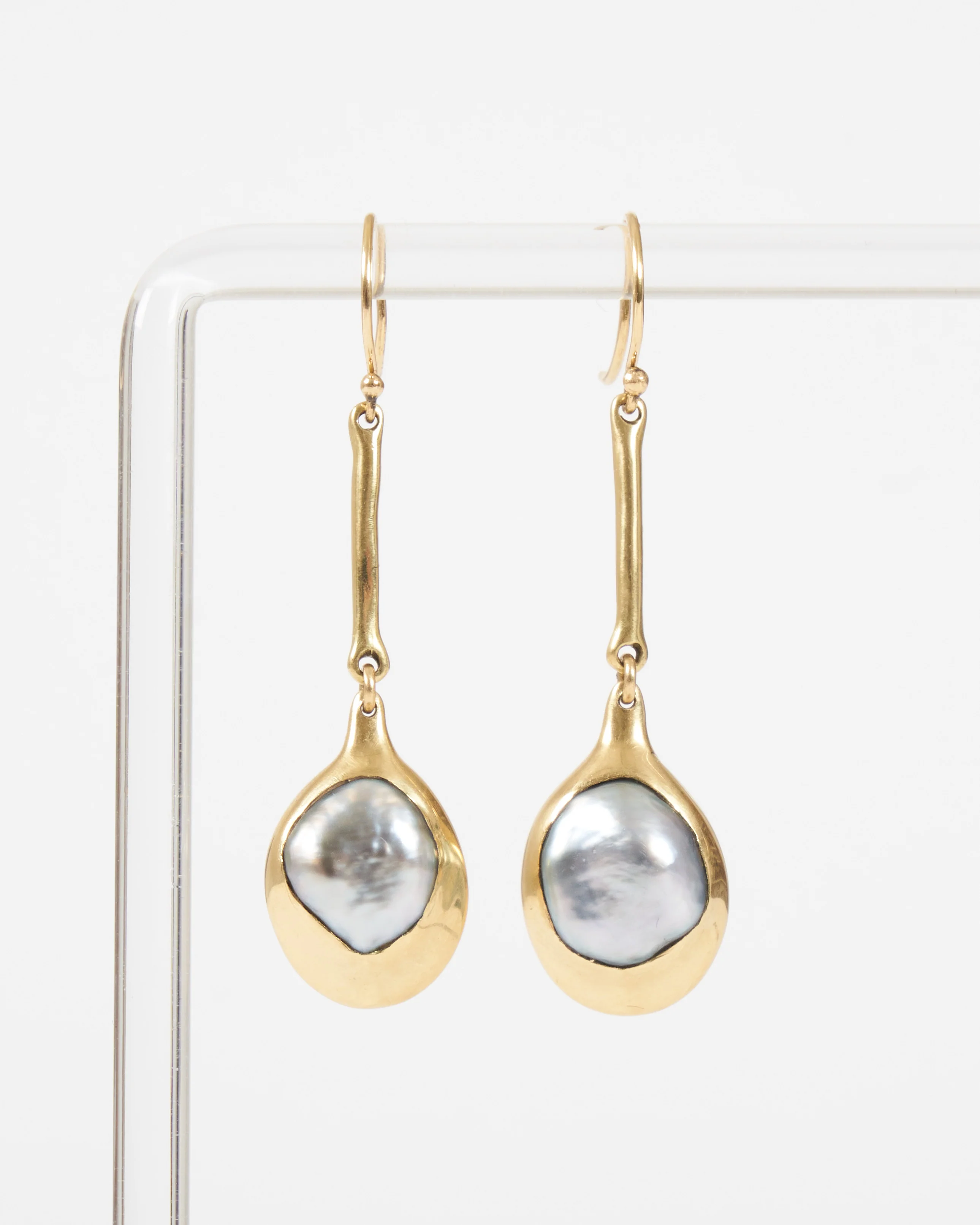 extra long cast line pearl pendant earrings - gold/pearl