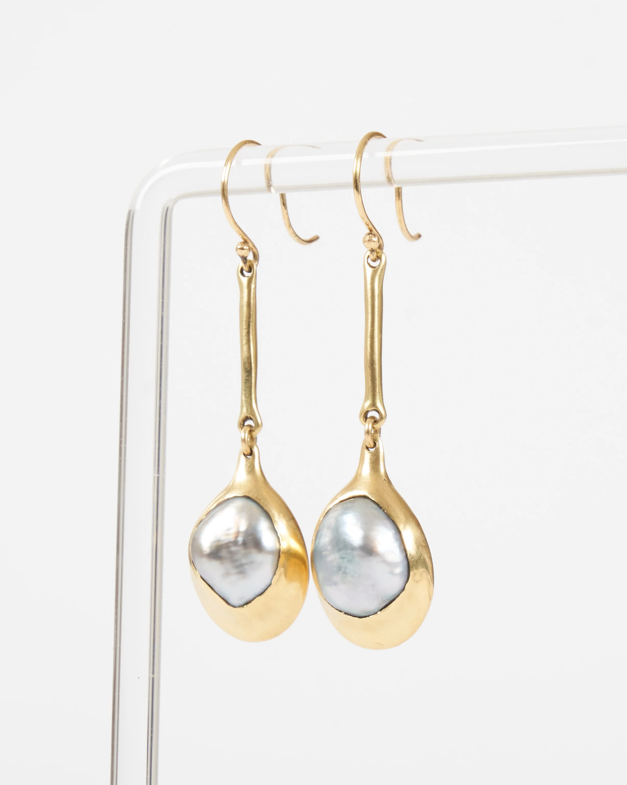 extra long cast line pearl pendant earrings - gold/pearl - Image 2