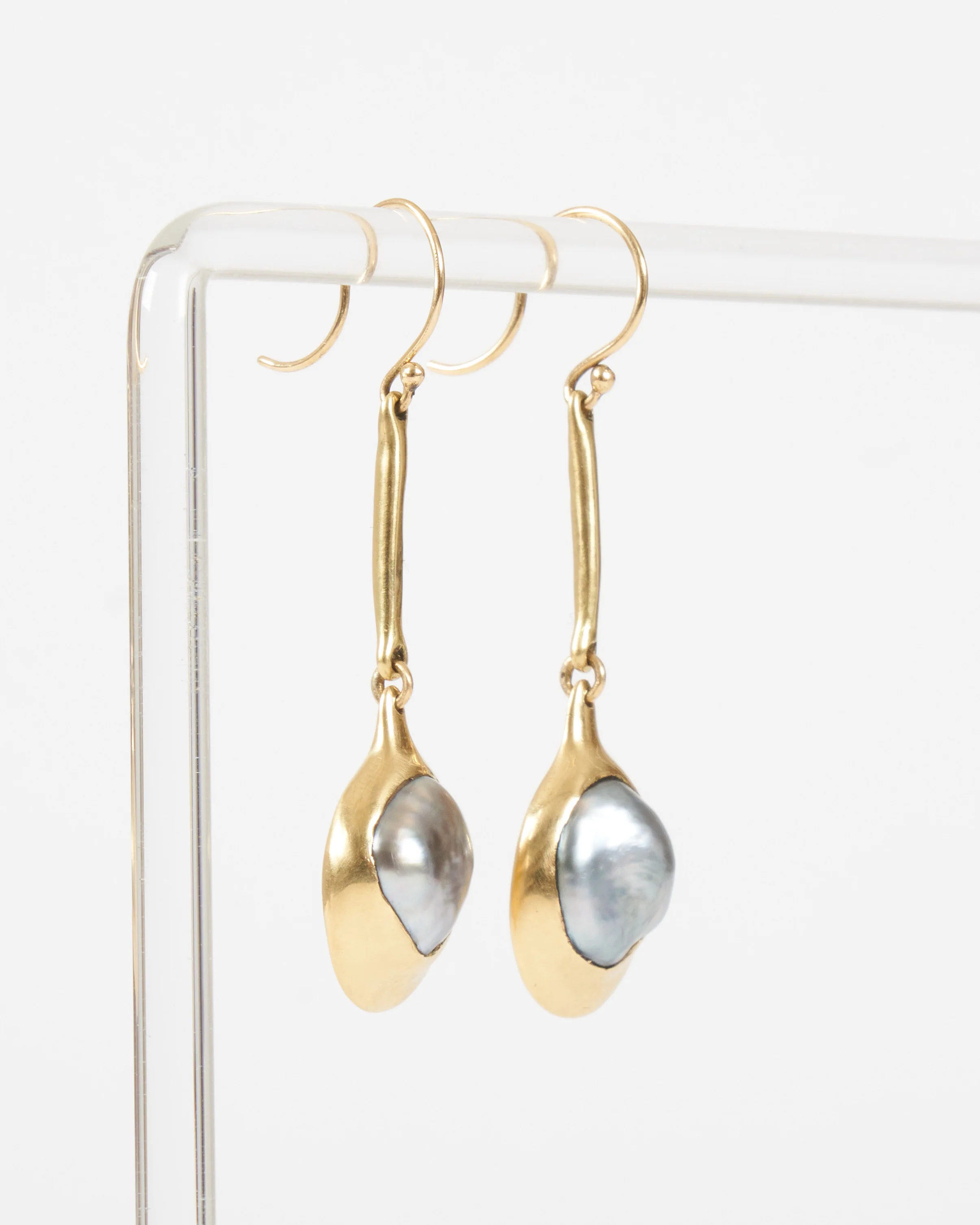 extra long cast line pearl pendant earrings - gold/pearl - Image 3